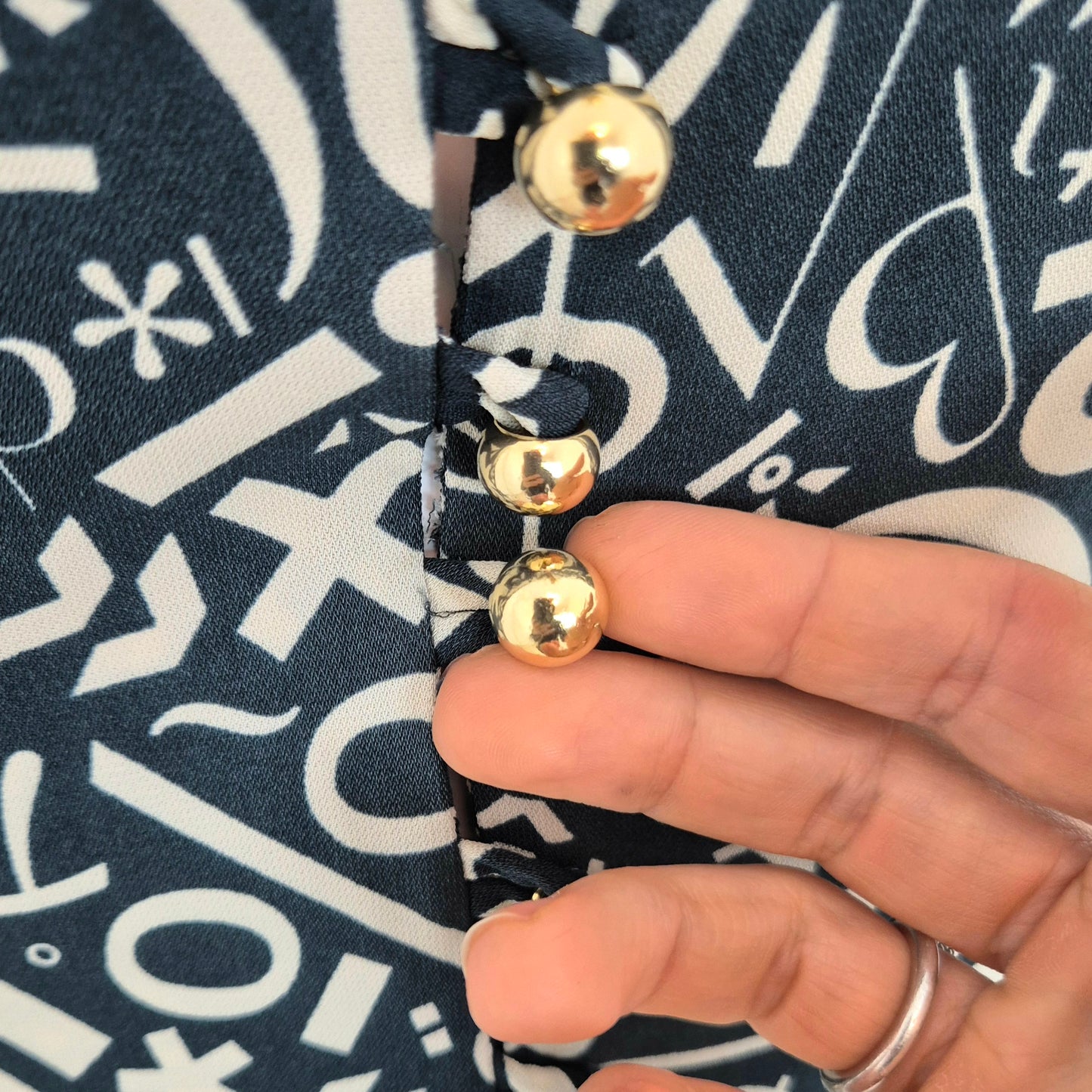 Moschino | Abito stampa "Simboli" con bottoncini dorati
