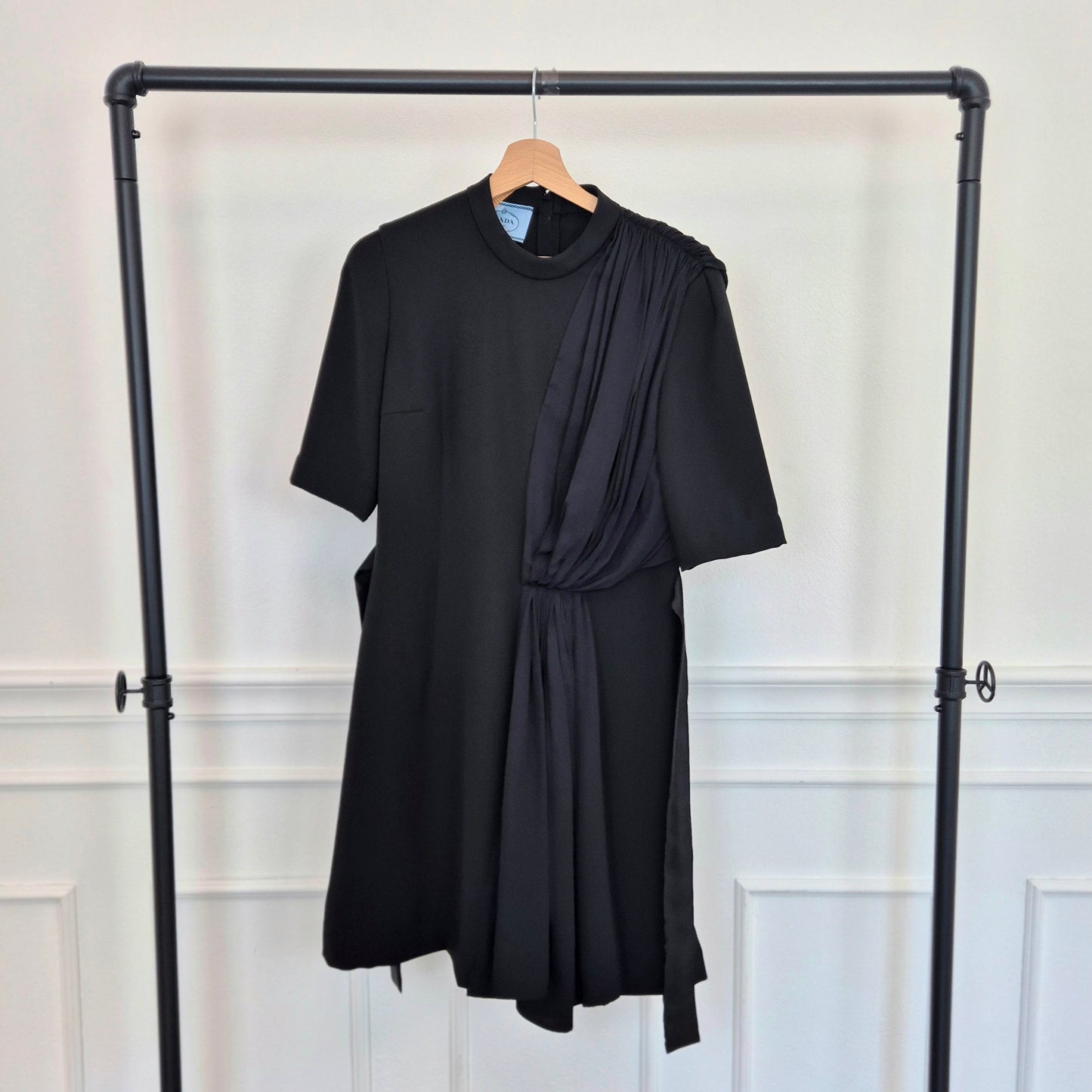 Prada | Abito nero con drappeggio