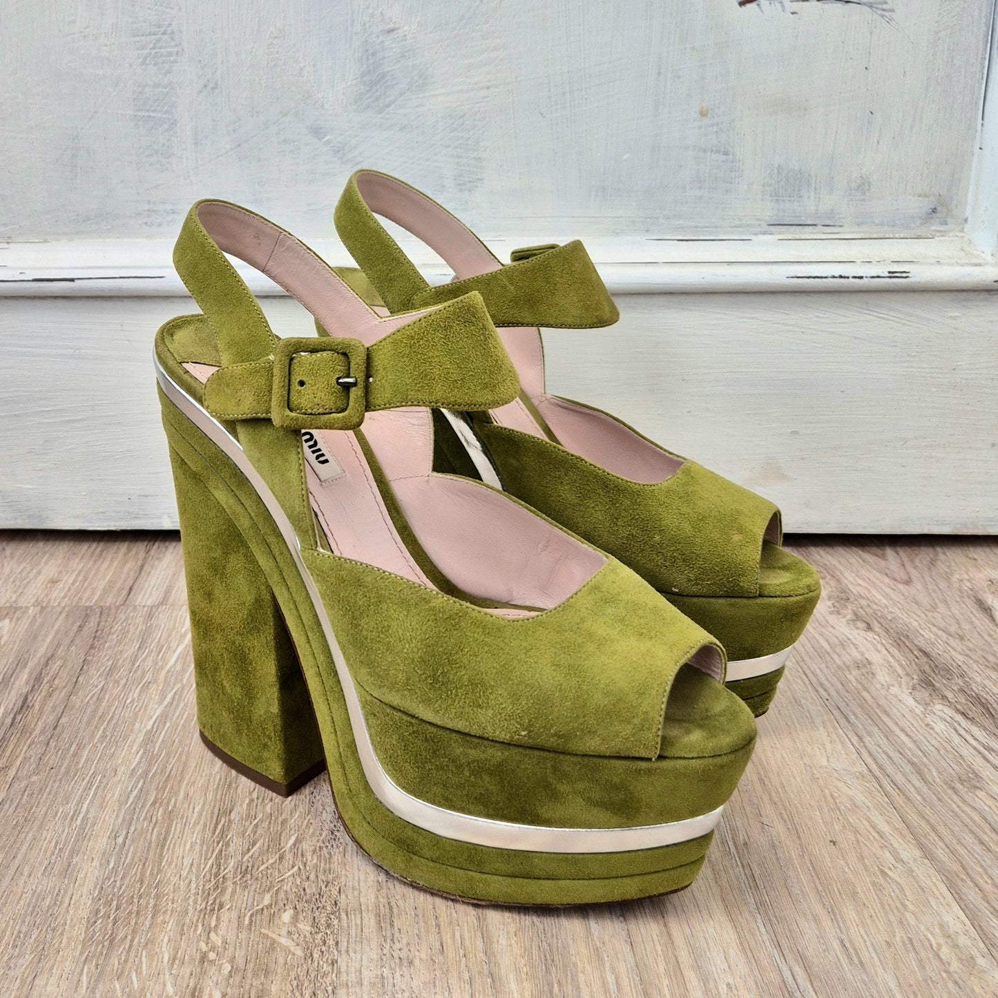 Miu Miu | Sandali con zeppa suede verde pistacchio