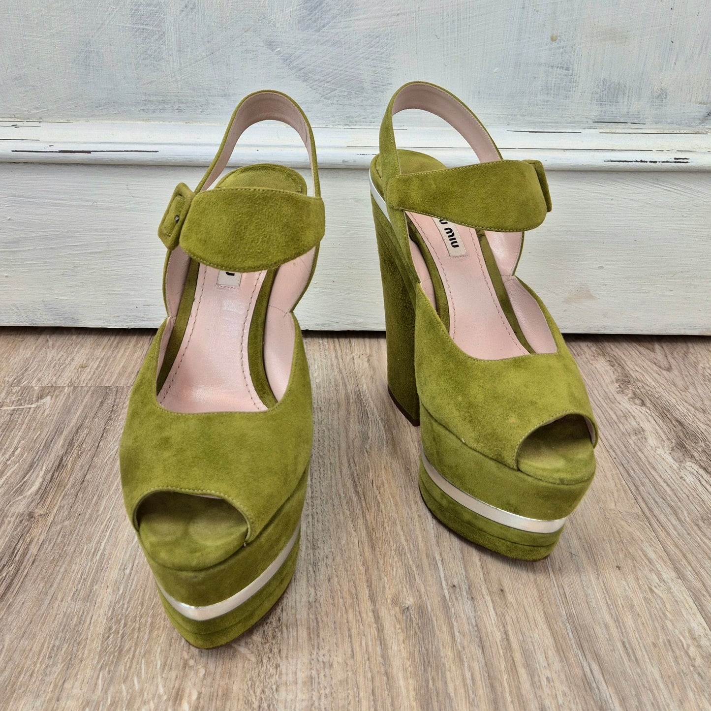 Miu Miu | Sandali con zeppa suede verde pistacchio