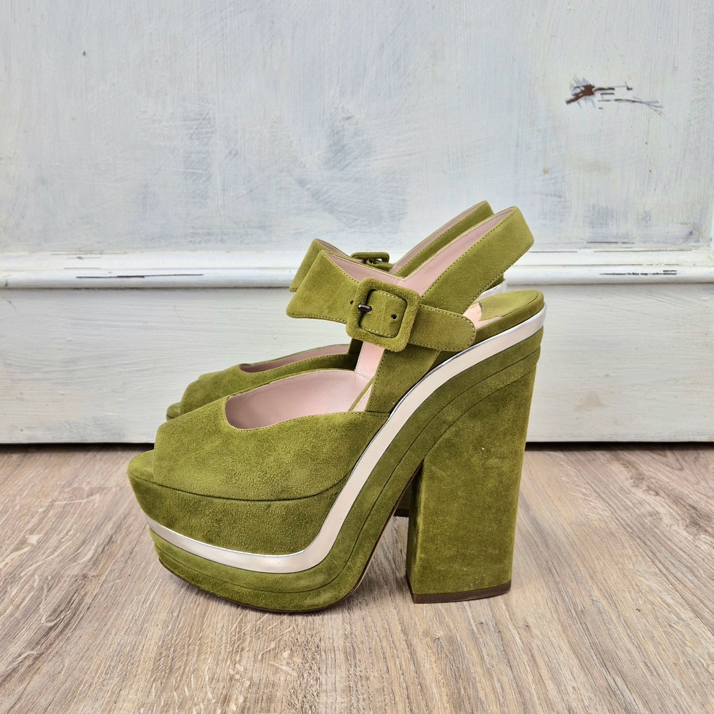 Miu Miu | Sandali con zeppa suede verde pistacchio