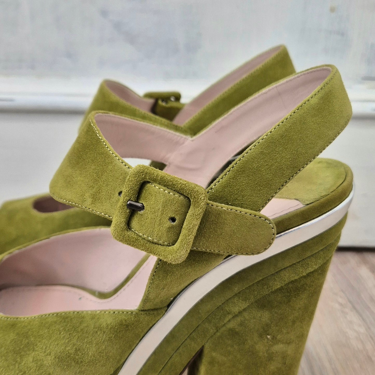 Miu Miu | Sandali con zeppa suede verde pistacchio