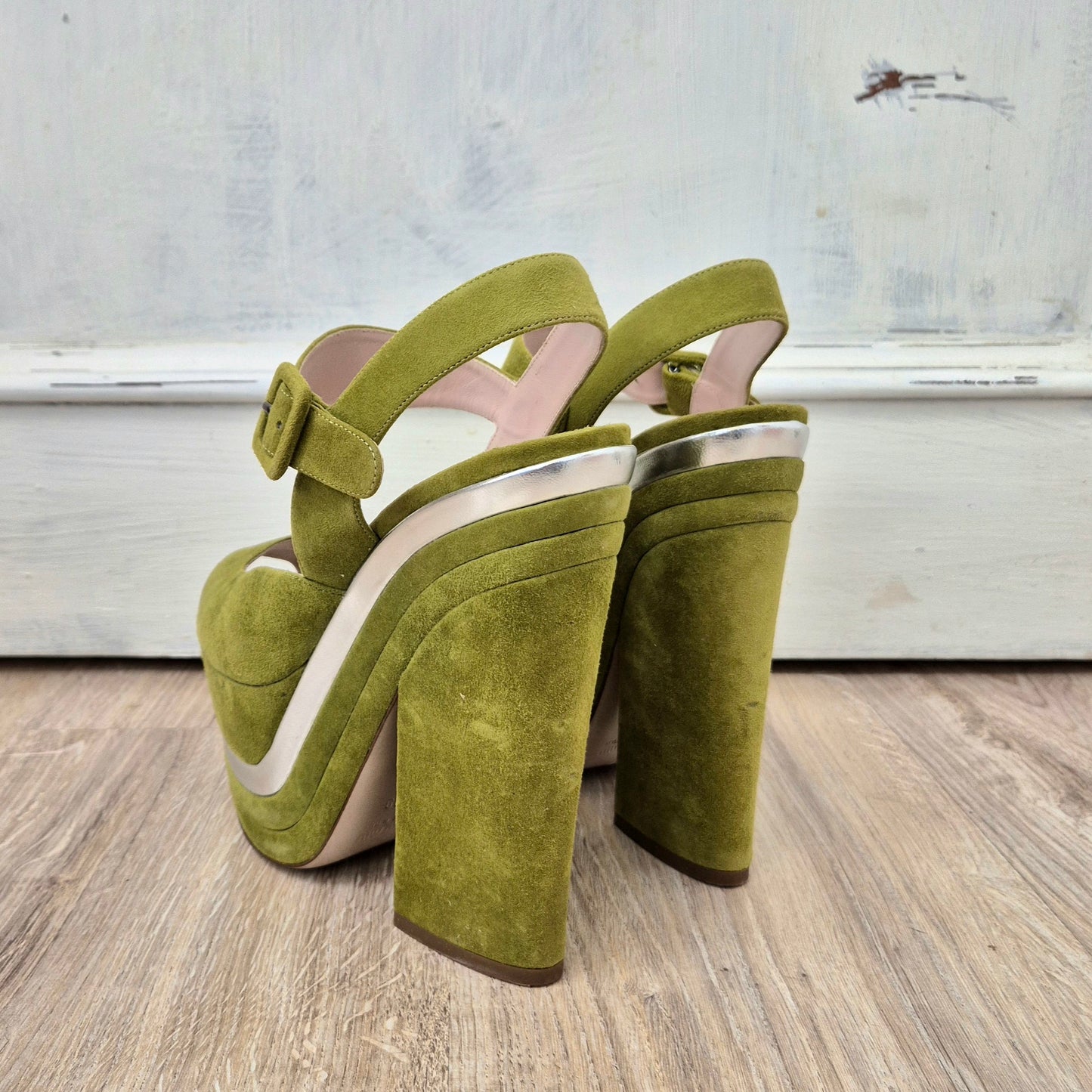 Miu Miu | Sandali con zeppa suede verde pistacchio