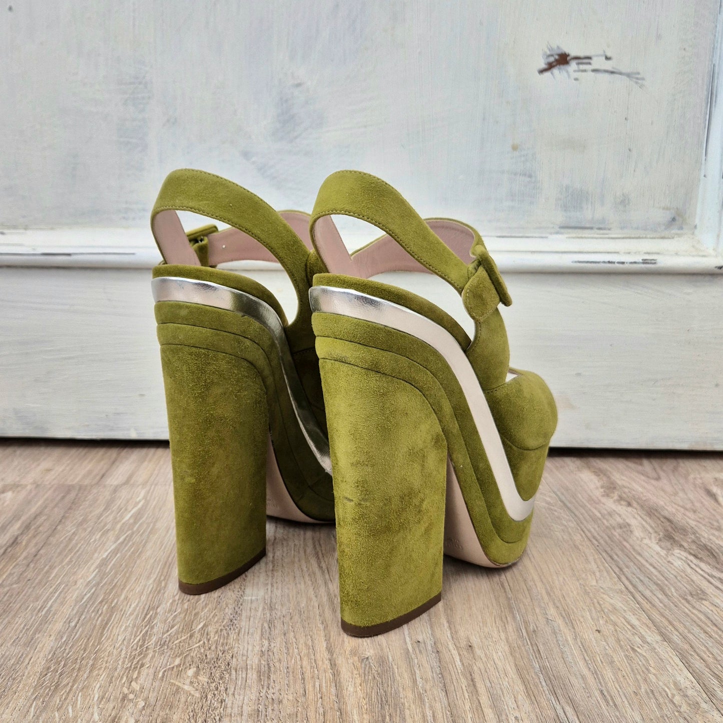 Miu Miu | Sandali con zeppa suede verde pistacchio