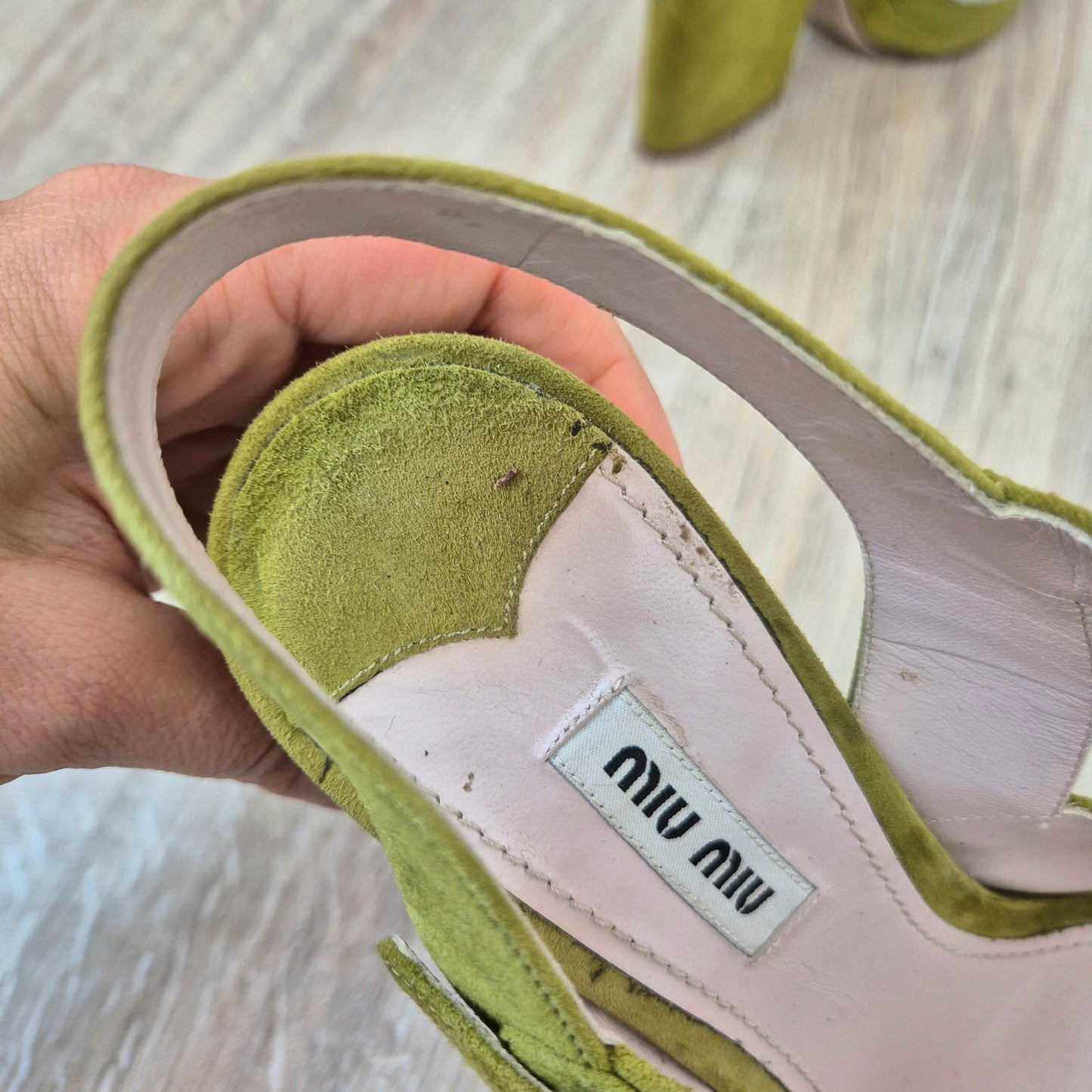 Miu Miu | Sandali con zeppa suede verde pistacchio