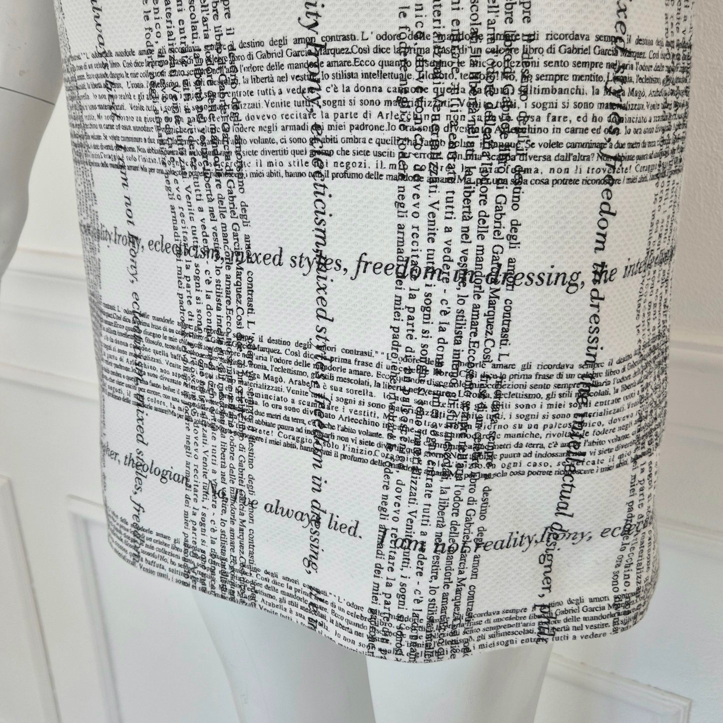 Moschino | Tubino bianco con scritte nere