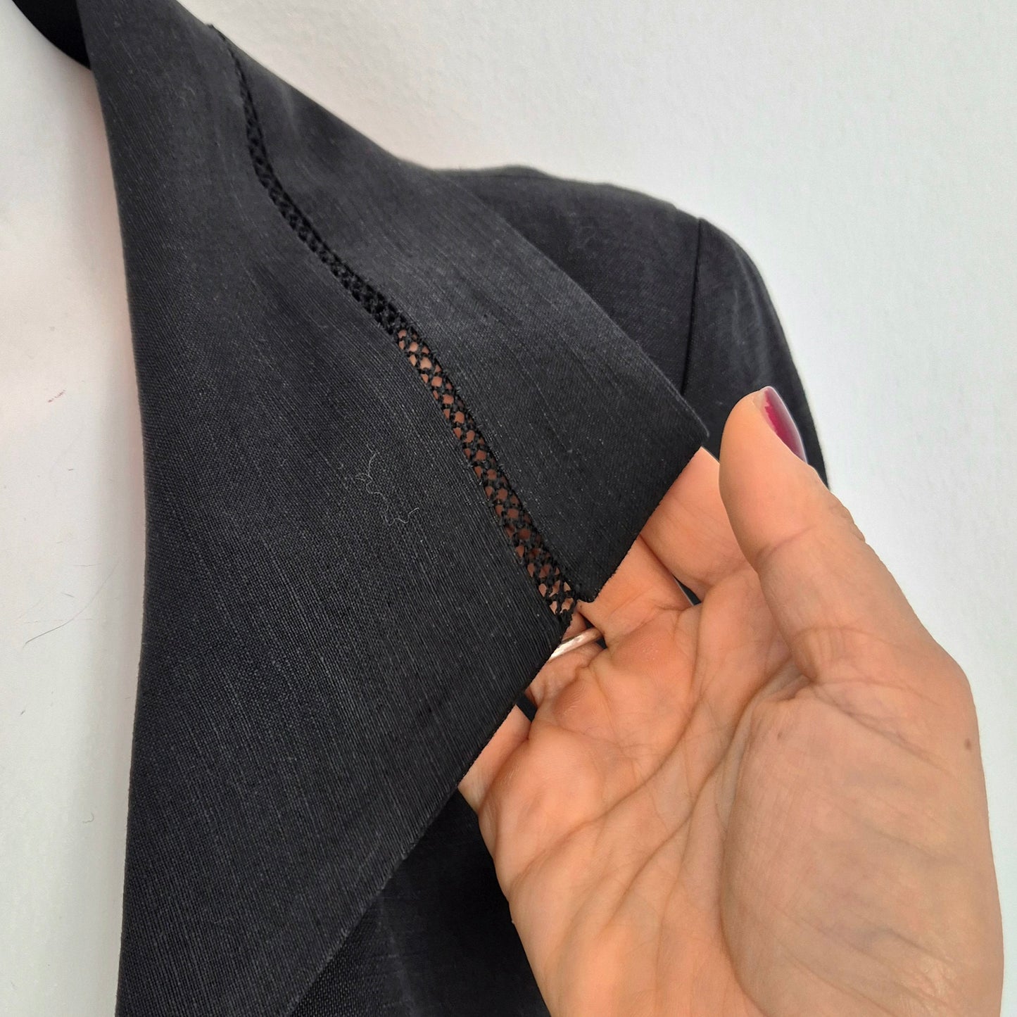 Chantal Thomass | Completo in viscosa e lino nero con bottoni fiore