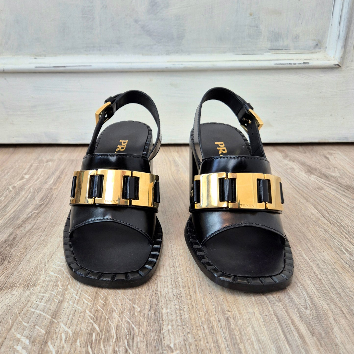 Prada | Sandali in vitello spazzolato nero con tacco largo