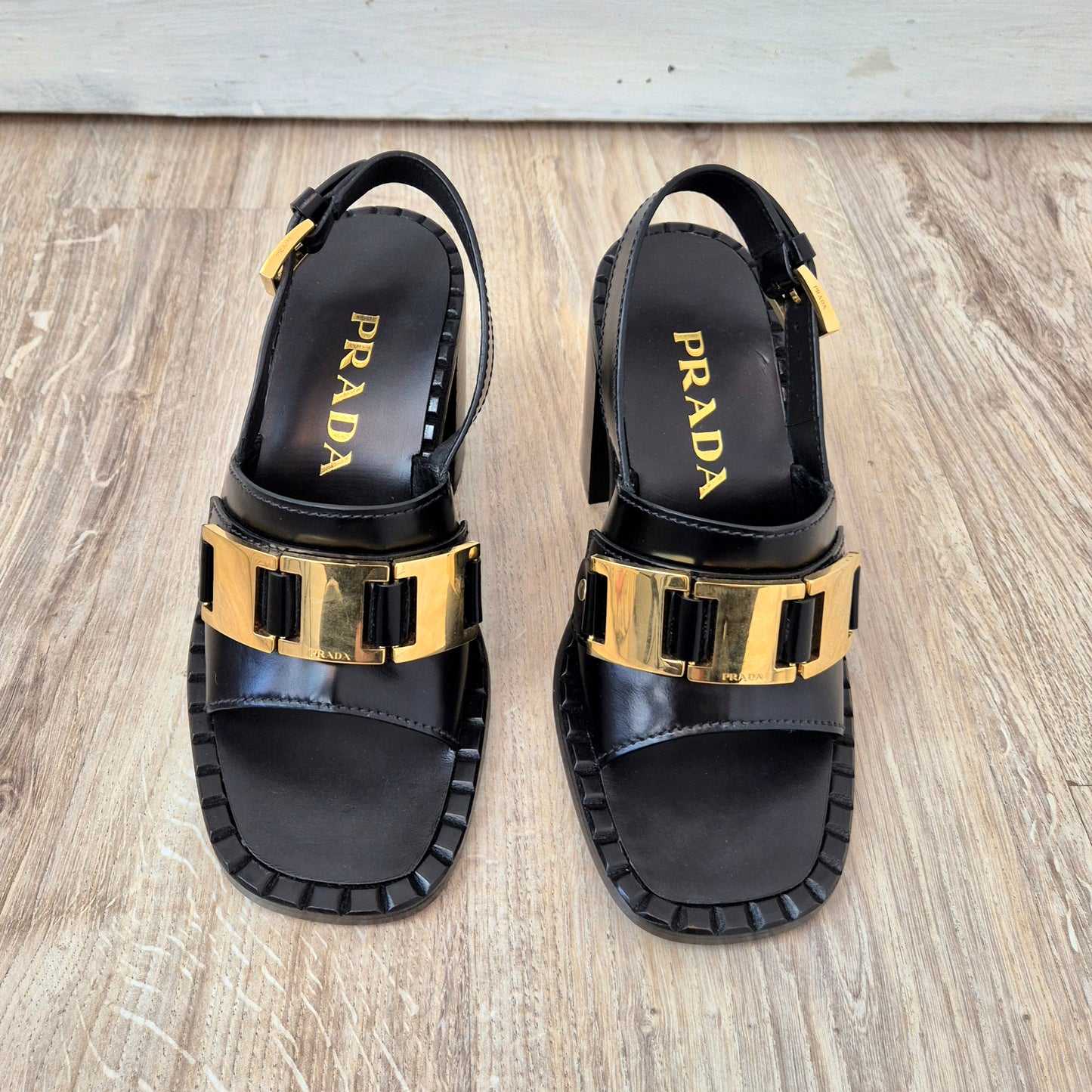 Prada | Sandali in vitello spazzolato nero con tacco largo