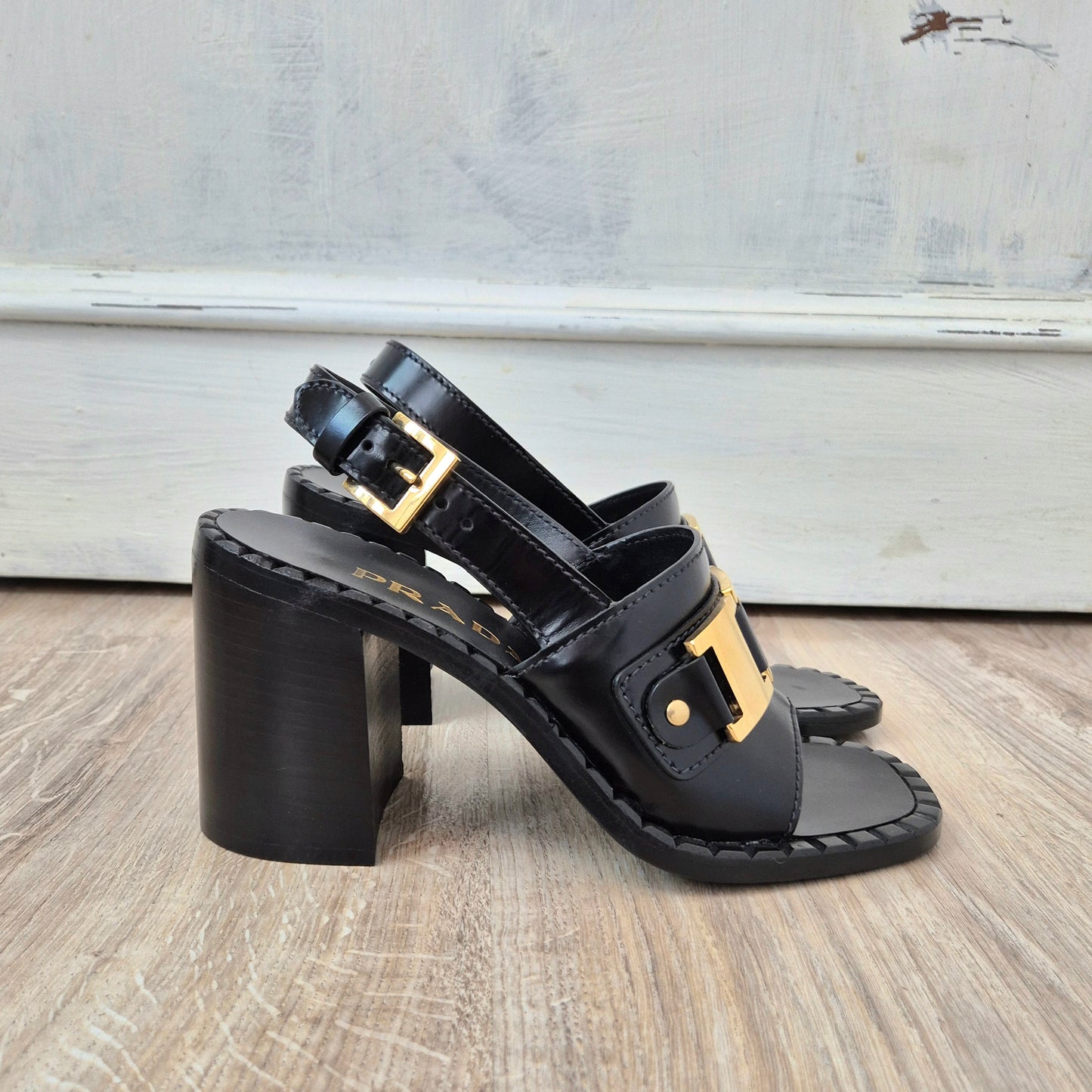 Prada | Sandali in vitello spazzolato nero con tacco largo