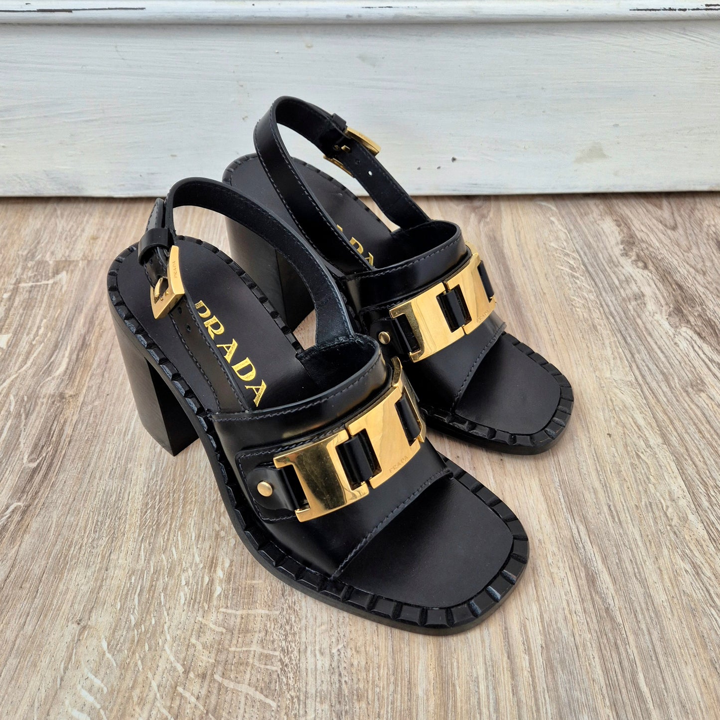 Prada | Sandali in vitello spazzolato nero con tacco largo