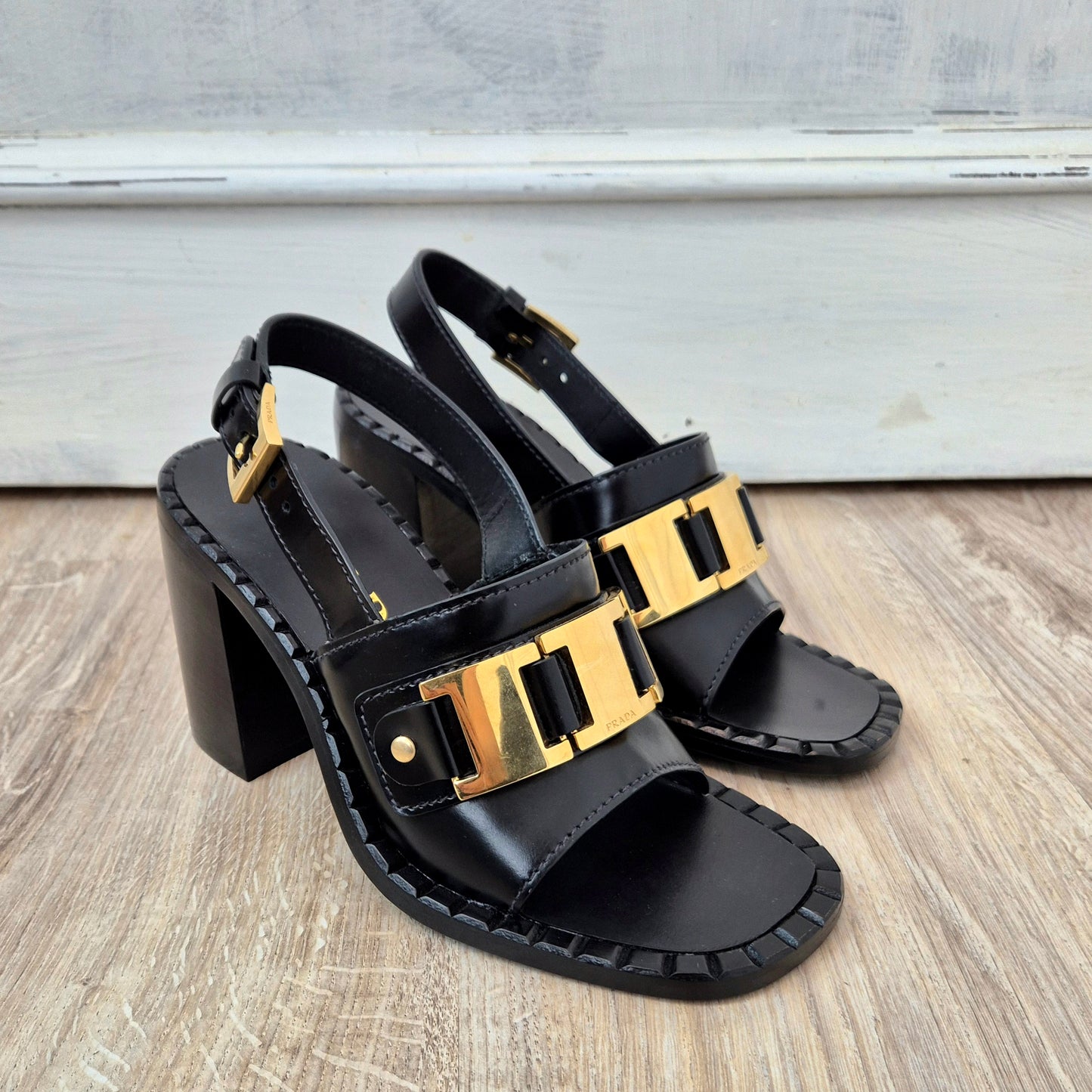Prada | Sandali in vitello spazzolato nero con tacco largo