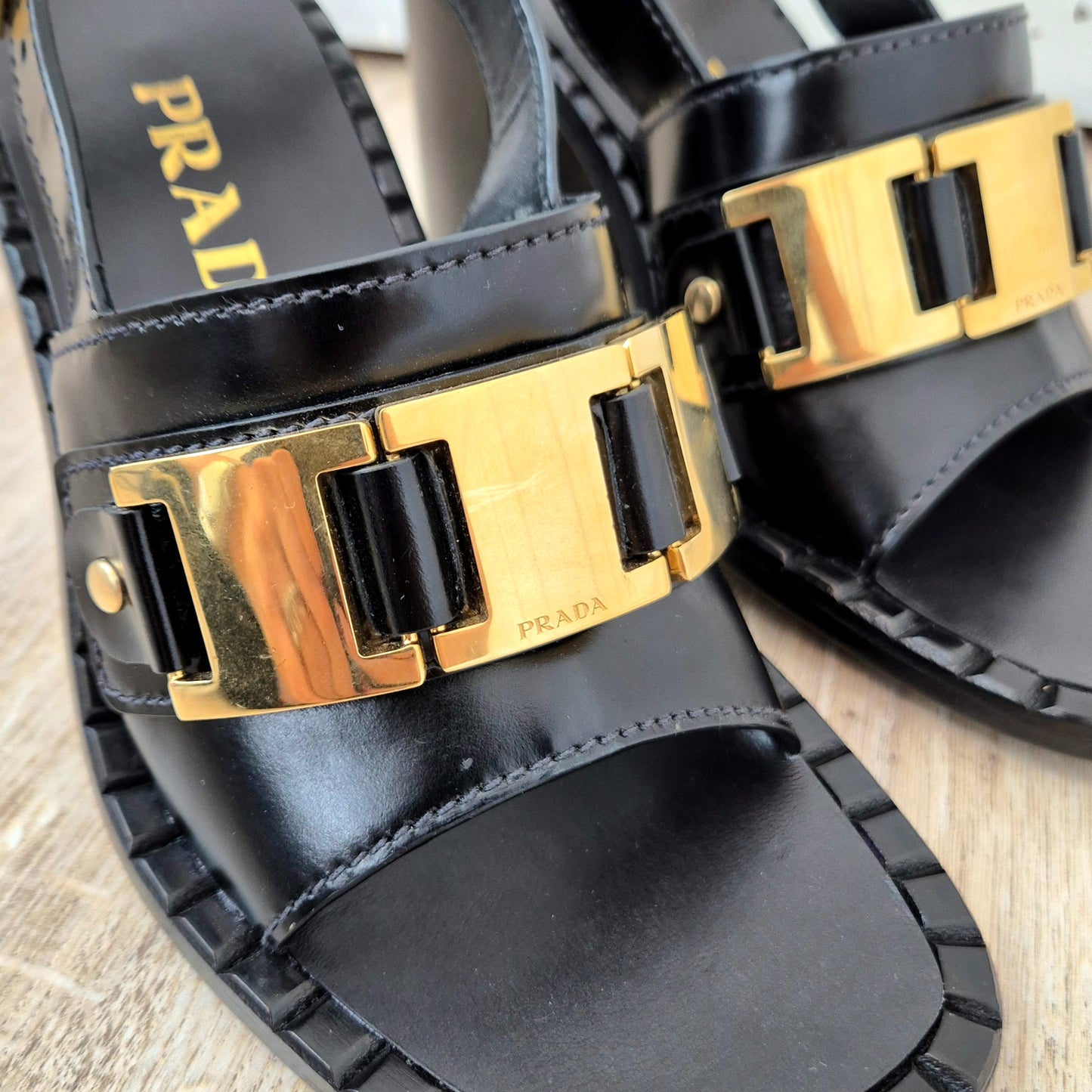 Prada | Sandali in vitello spazzolato nero con tacco largo
