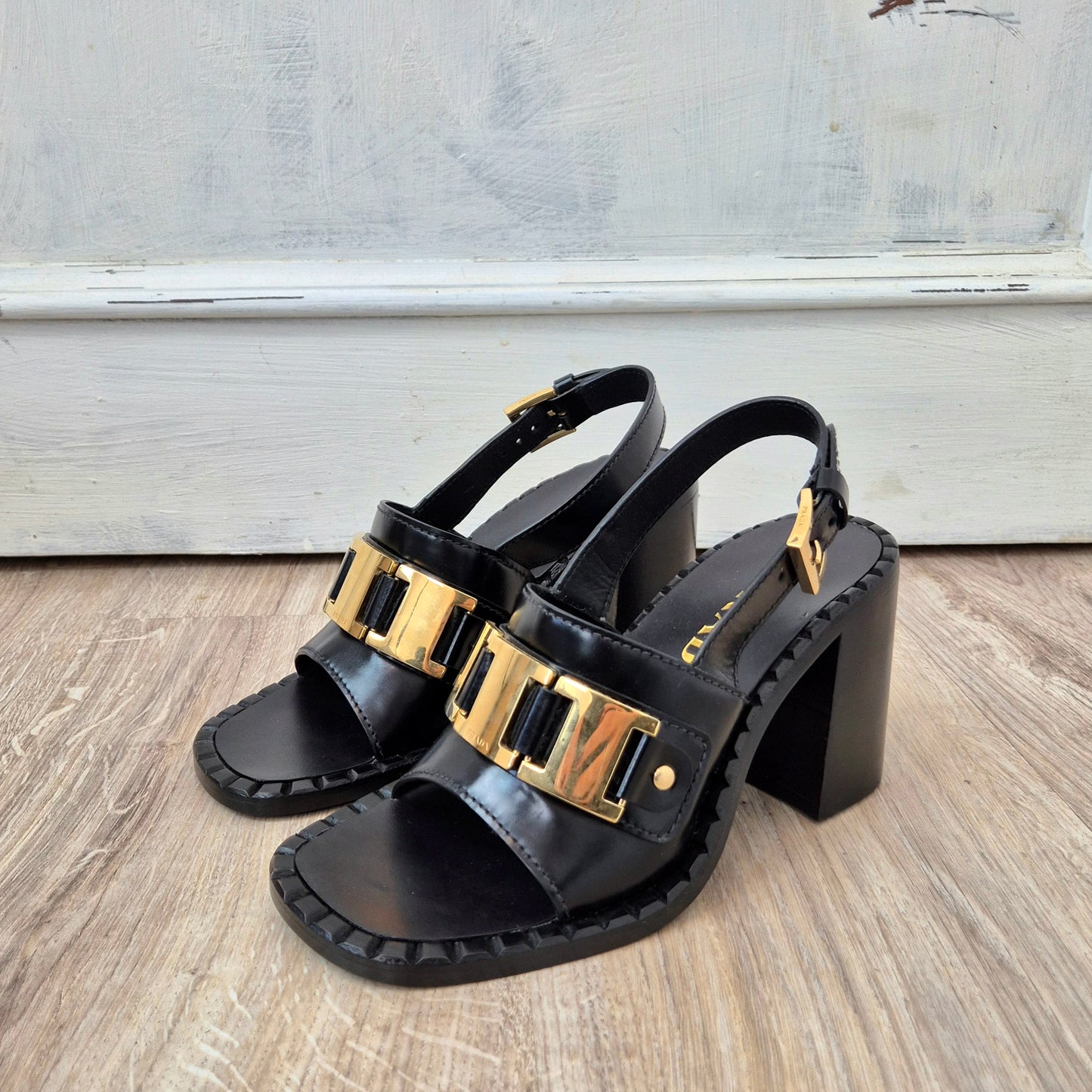 Prada | Sandali in vitello spazzolato nero con tacco largo
