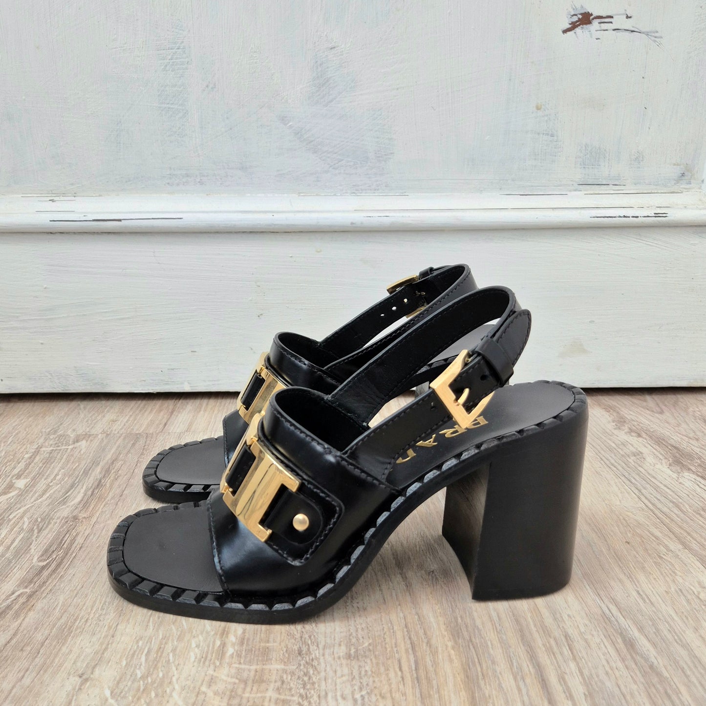 Prada | Sandali in vitello spazzolato nero con tacco largo