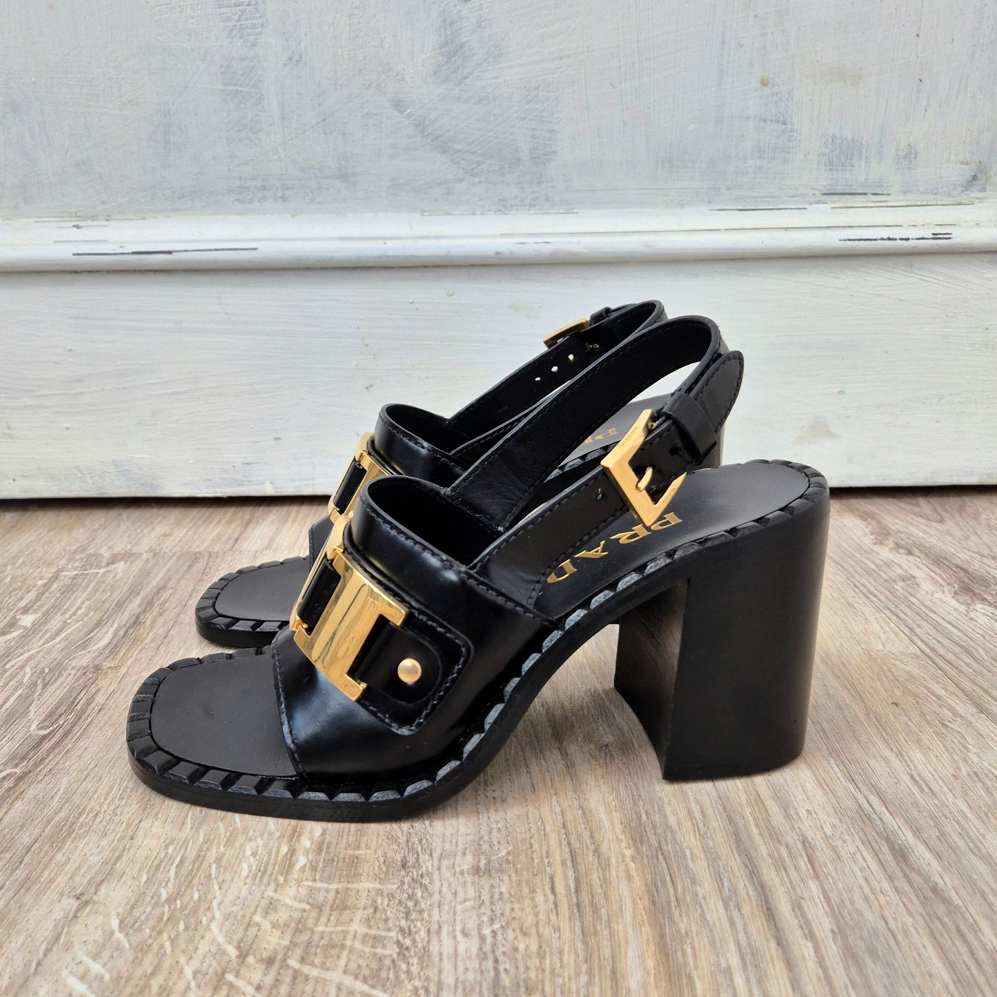 Prada | Sandali in vitello spazzolato nero con tacco largo