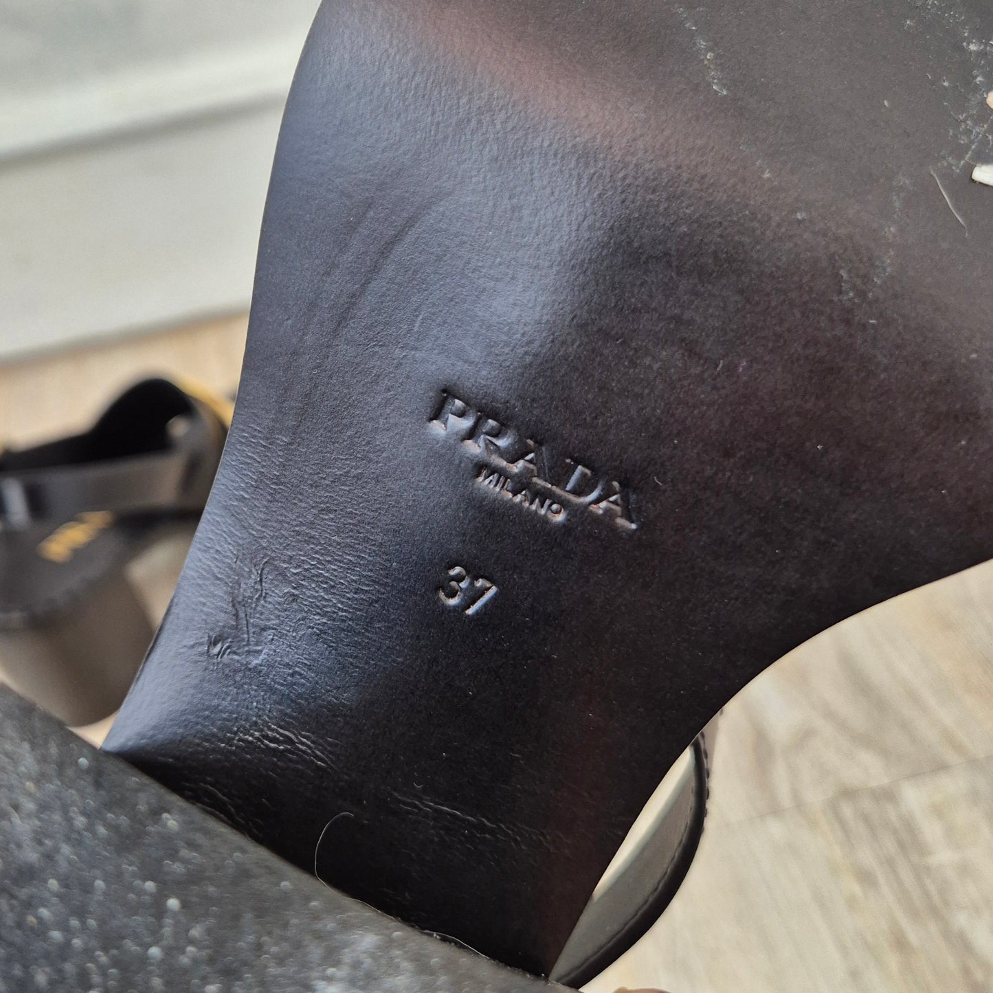 Prada | Sandali in vitello spazzolato nero con tacco largo