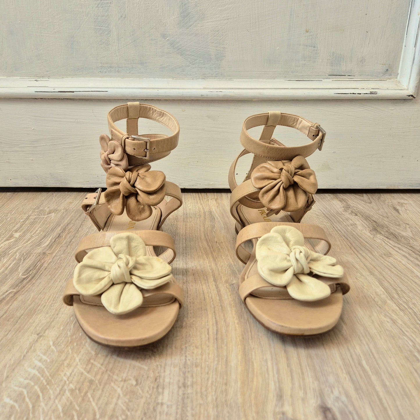 Prada | Sandali piatti in pelle beige con fiori
