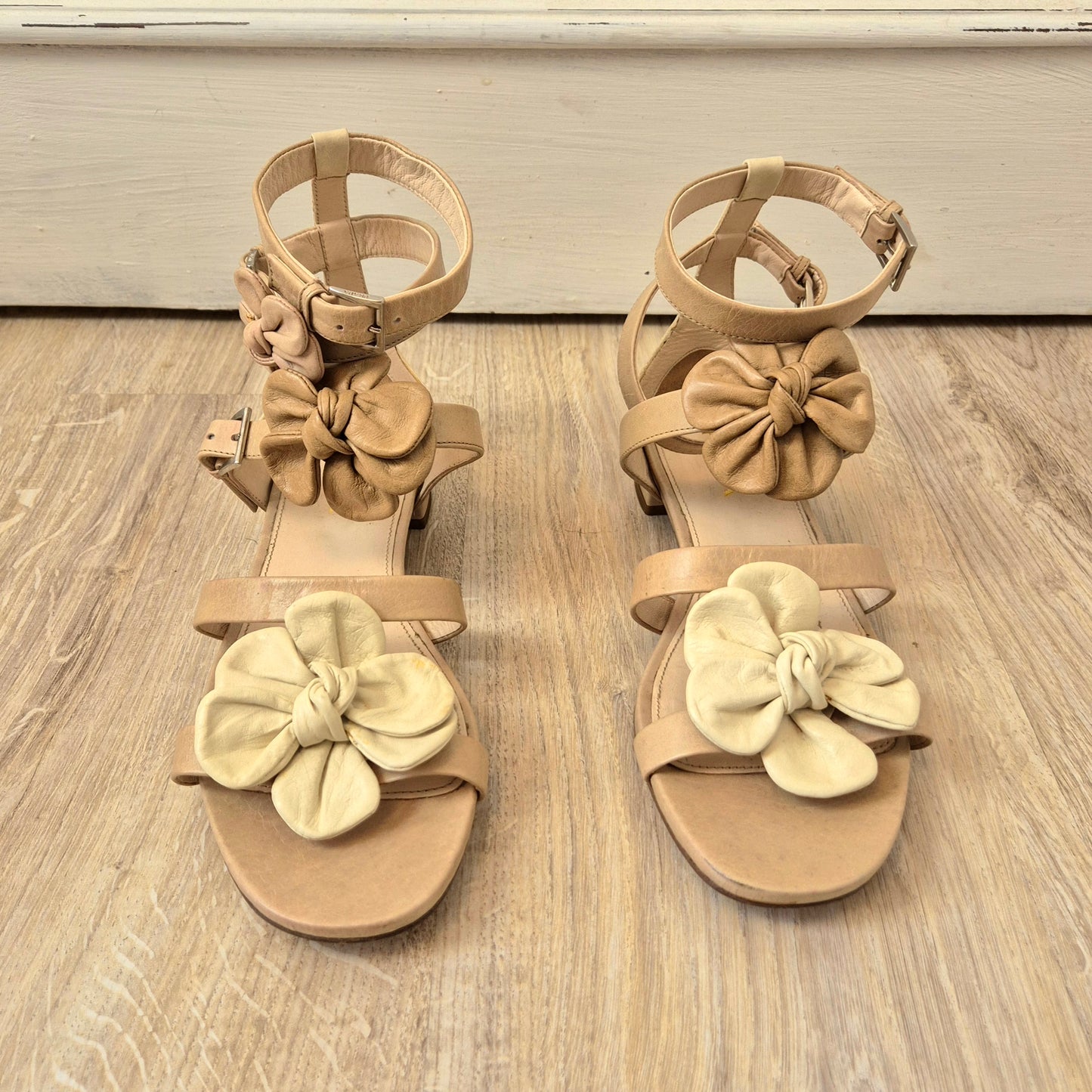 Prada | Sandali piatti in pelle beige con fiori
