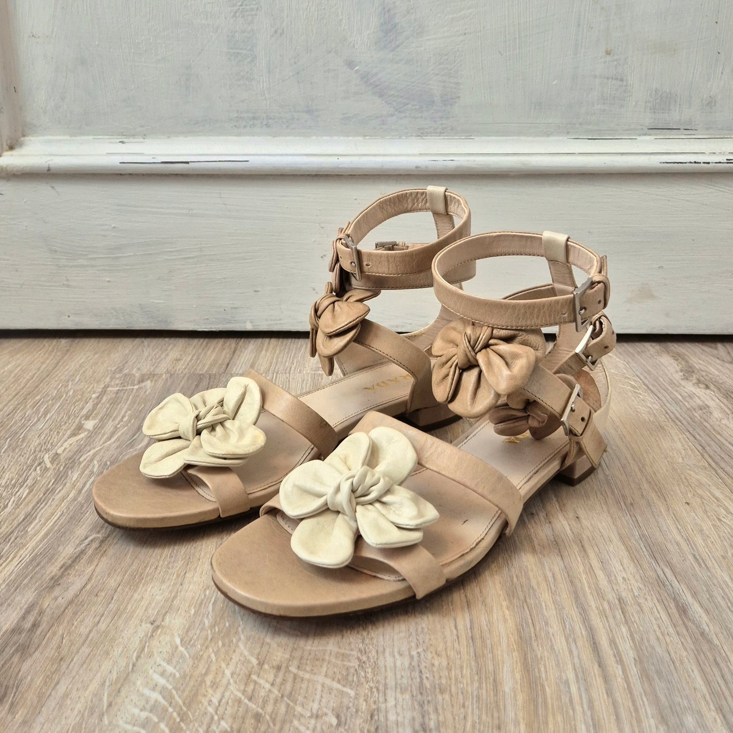 Prada | Sandali piatti in pelle beige con fiori