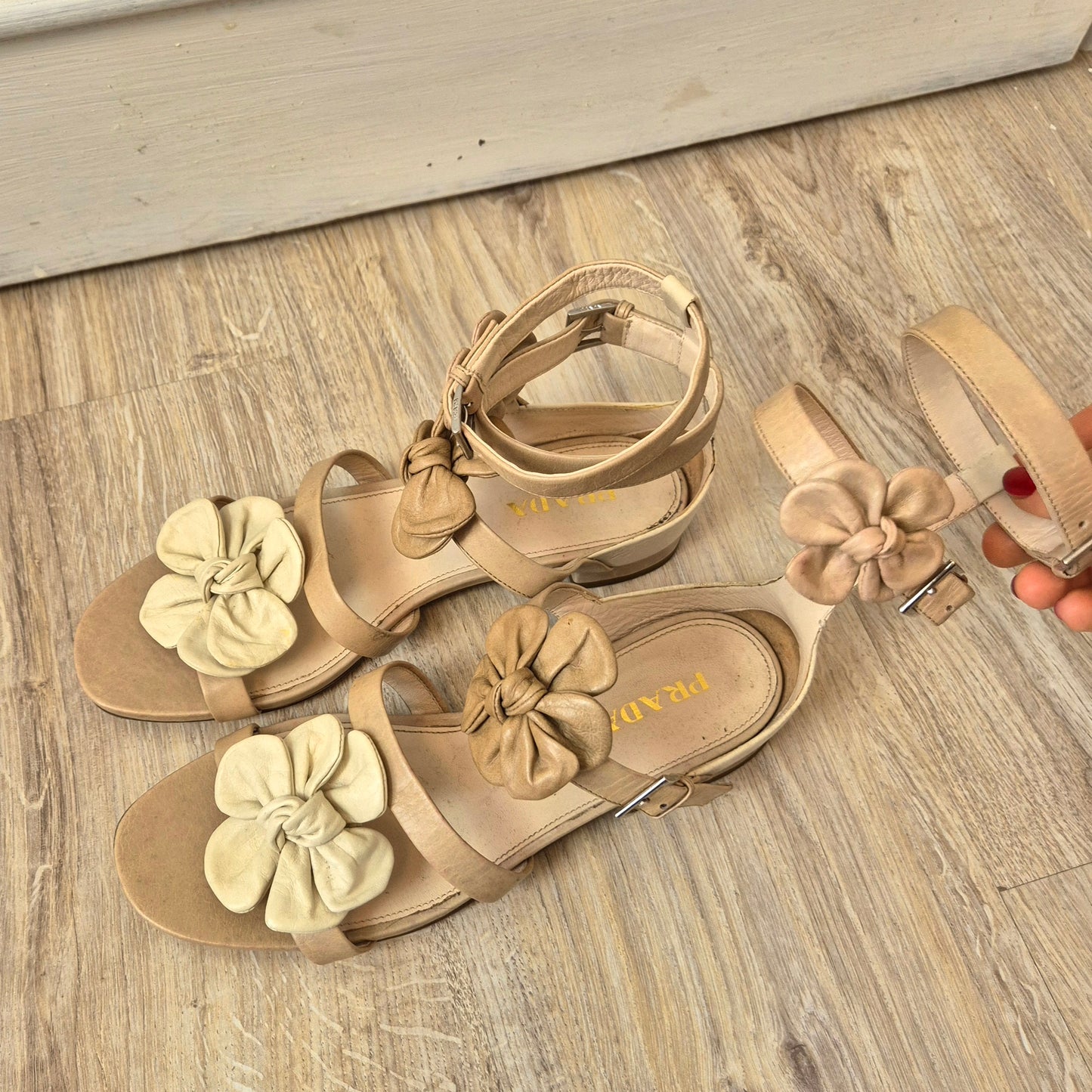 Prada | Sandali piatti in pelle beige con fiori