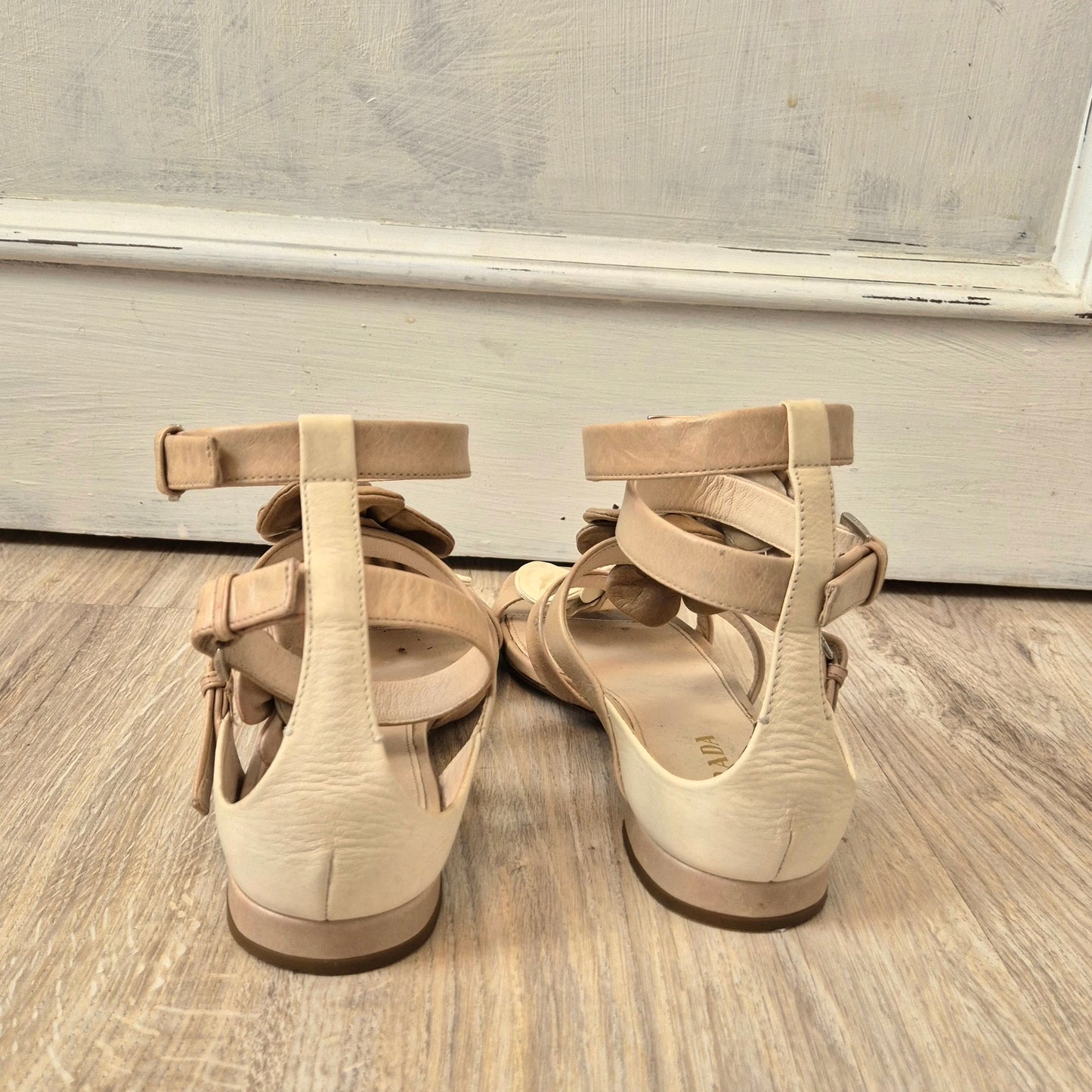 Prada | Sandali piatti in pelle beige con fiori