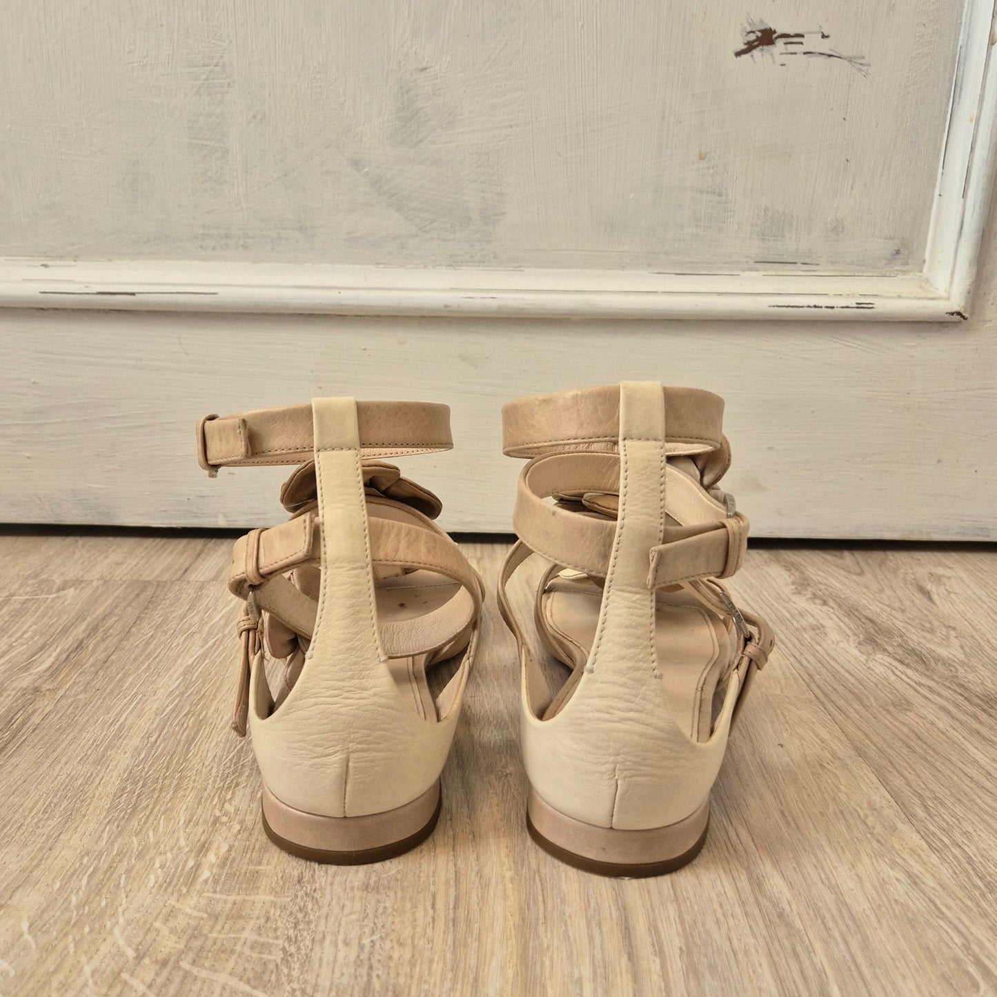 Prada | Sandali piatti in pelle beige con fiori