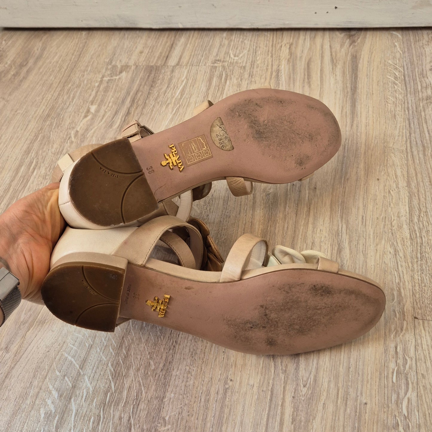 Prada | Sandali piatti in pelle beige con fiori