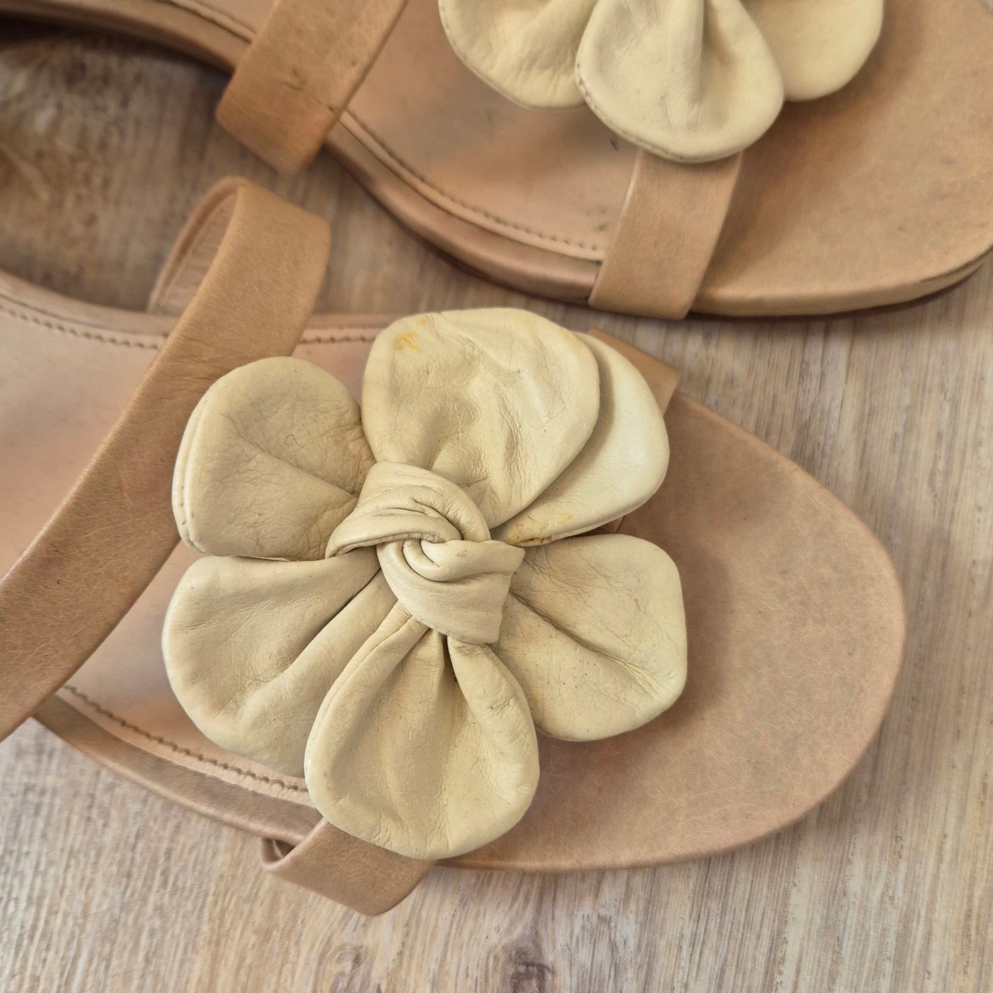 Prada | Sandali piatti in pelle beige con fiori