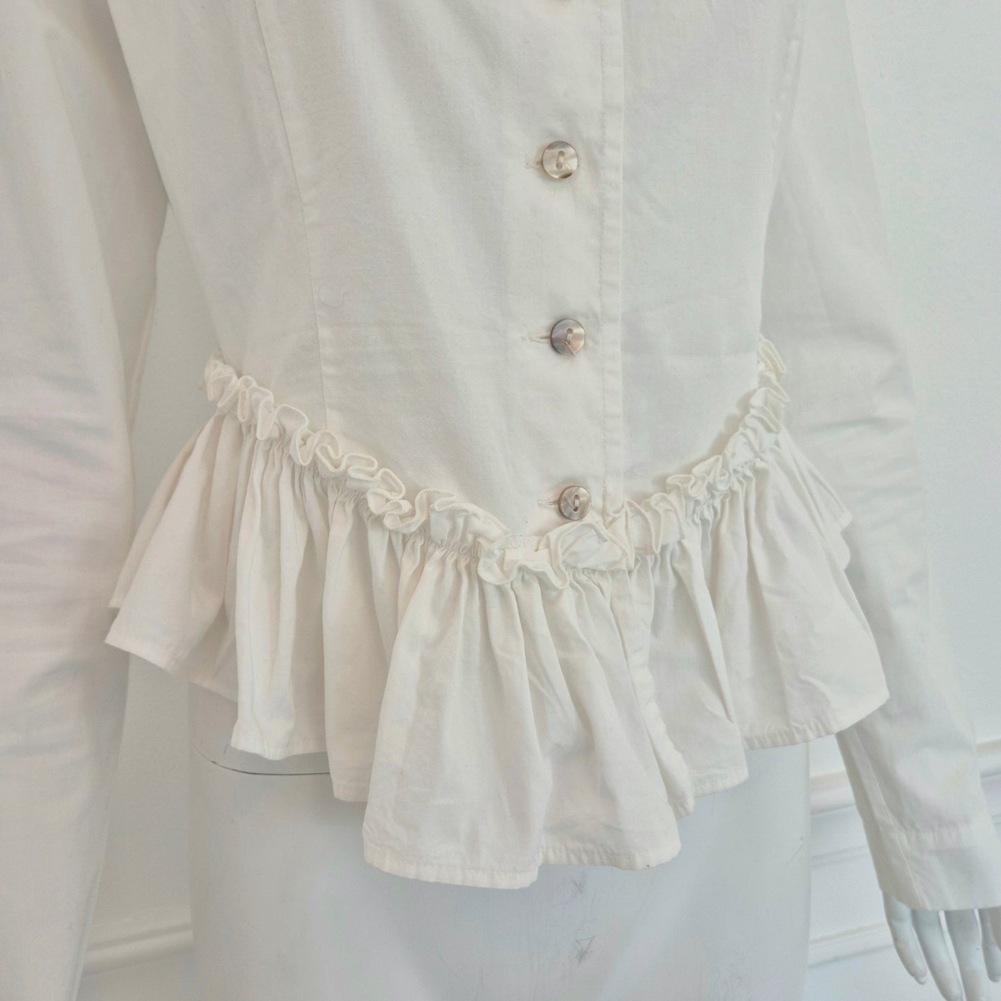 Romeo Gigli | Camicia bianca con balza e scollo quadrato