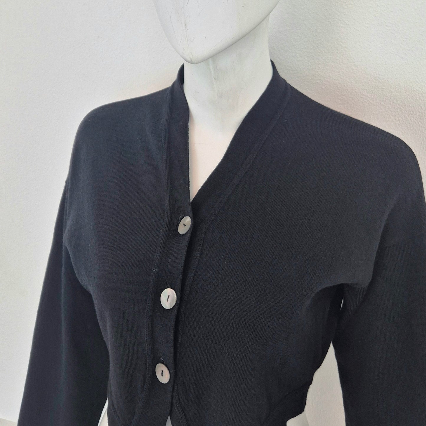 Romeo Gigli | Cardigan nero cropped con bottoni madreperla
