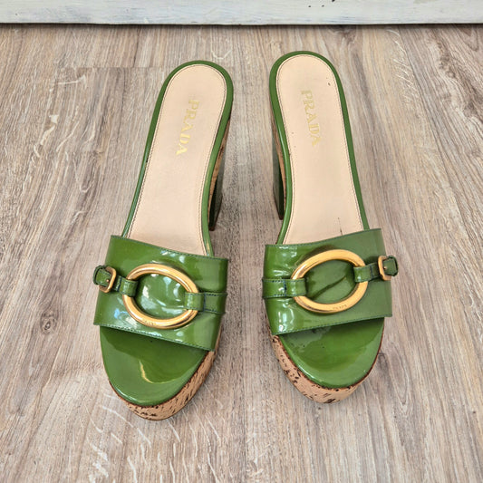 Prada | Sandali in legno e vernice verde