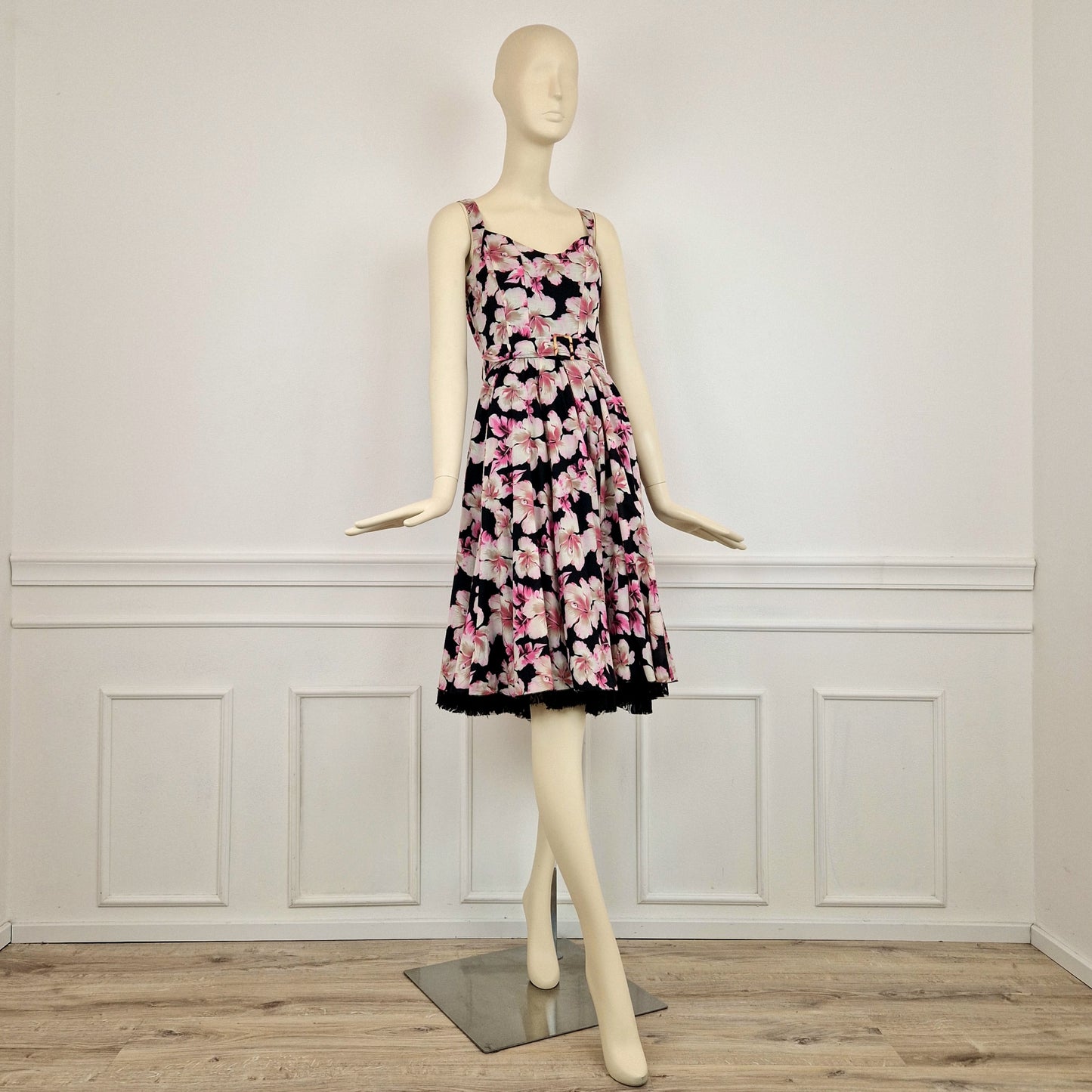 Abito a fiori con gonna a ruota e cintura