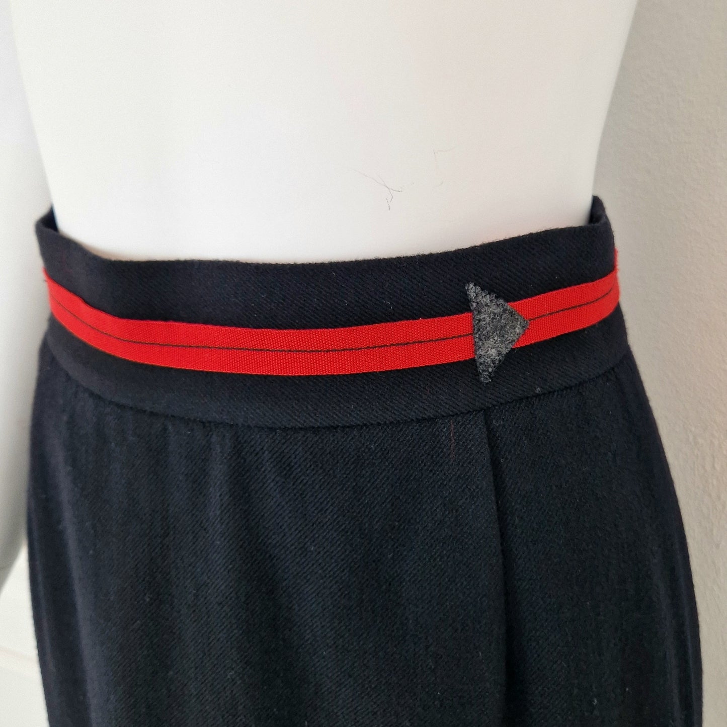 Gonna Prada linea rossa lana nera