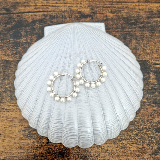 Orecchini a cerchio argento 925 e perle bianche