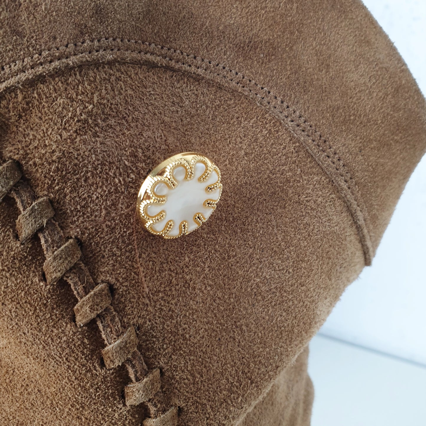 Stivaletti in camoscio con bottoni