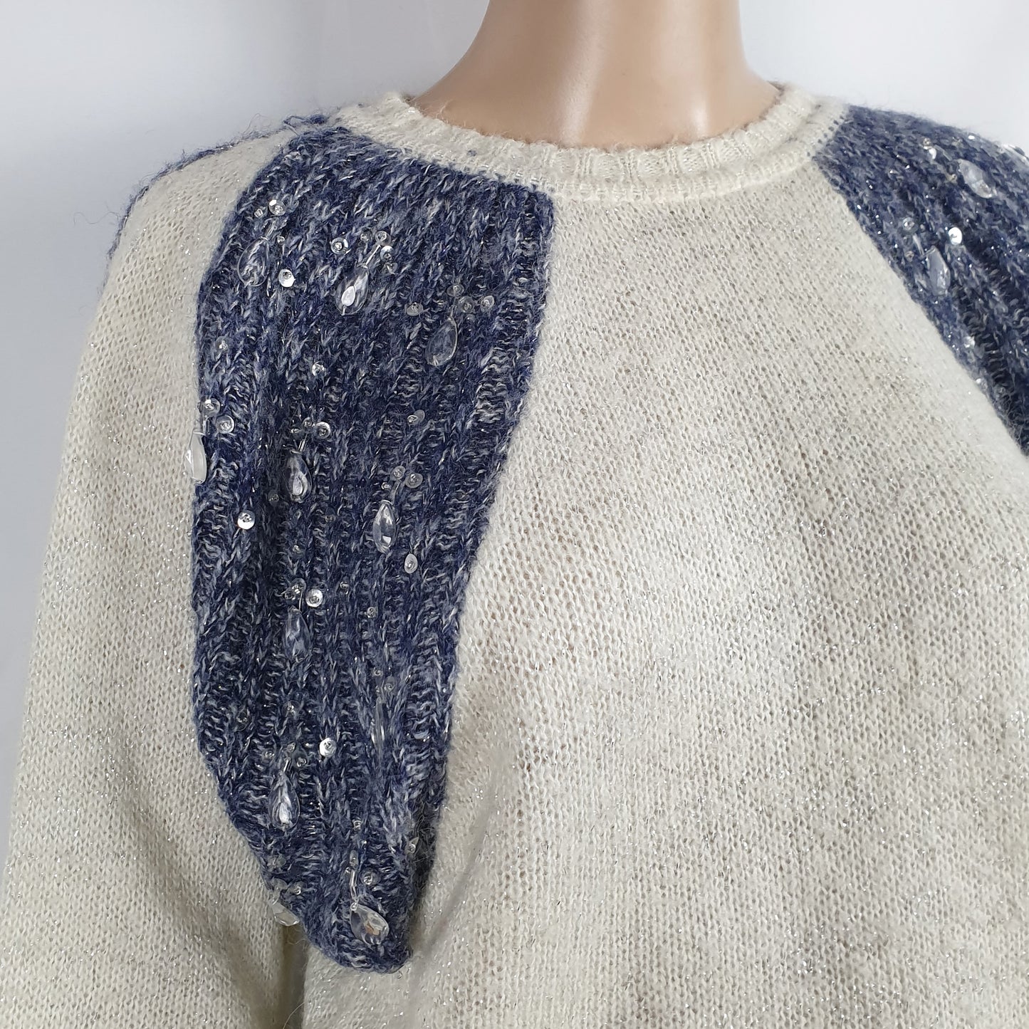 Maglione bianco e blu con applicazioni gocce