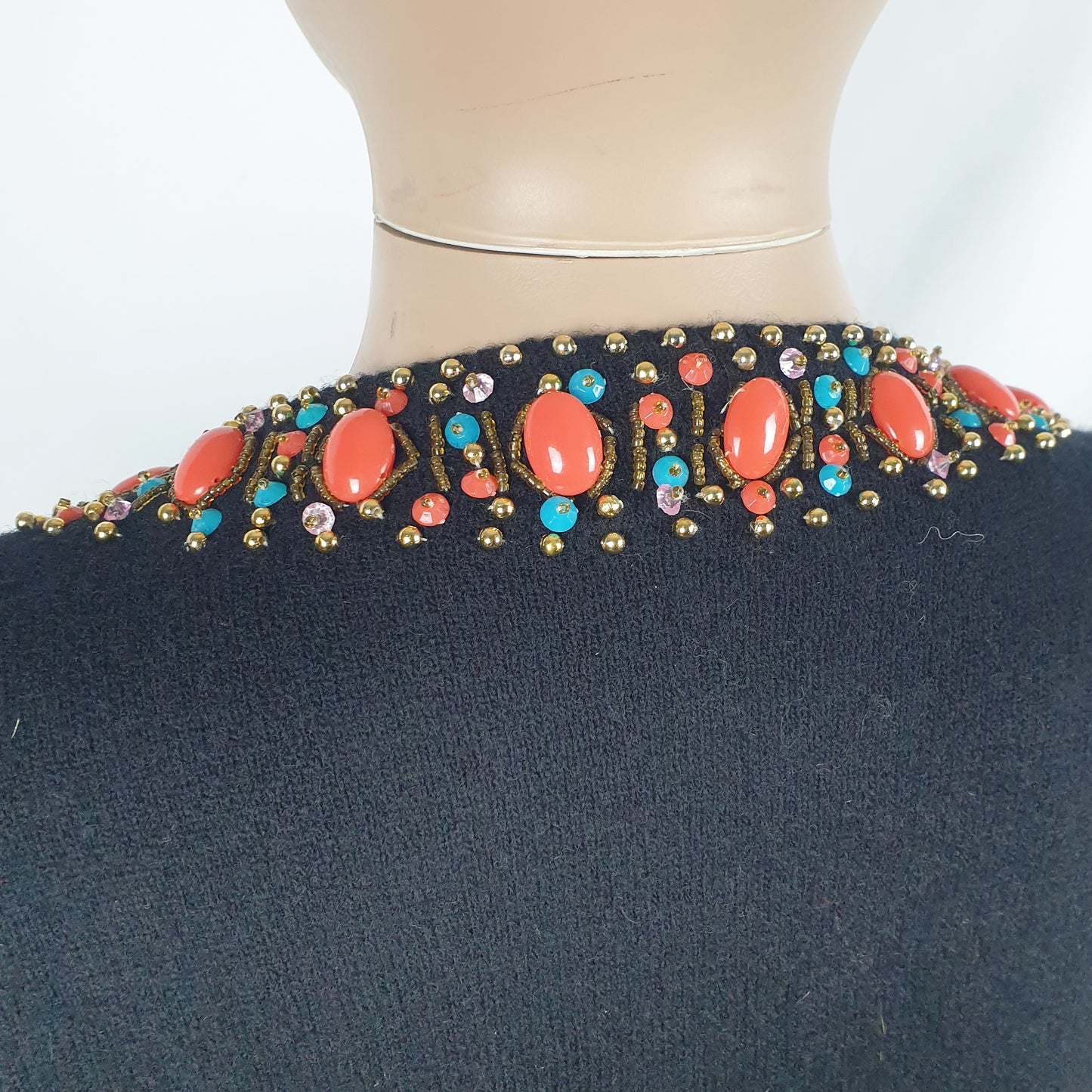 Cardigan nero in lambswool con applicazioni