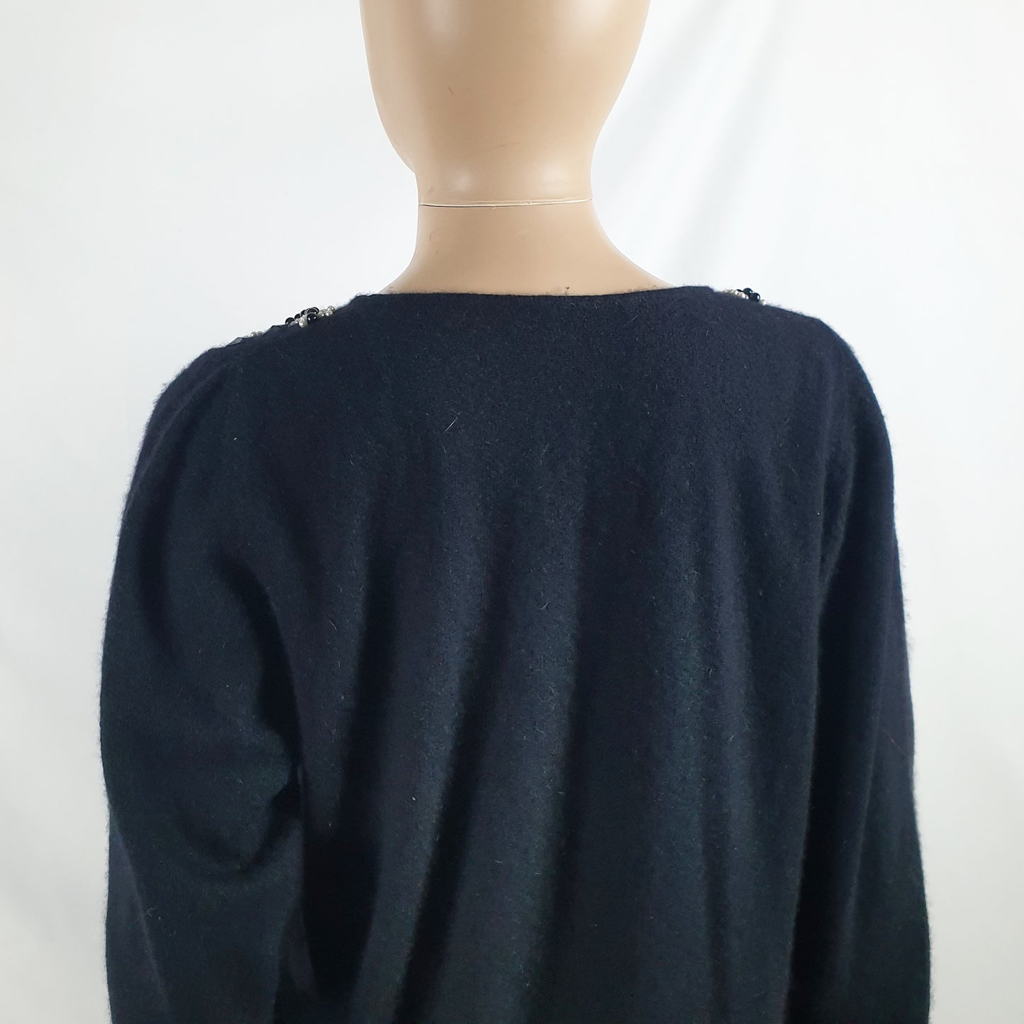 Maglione nero con perle