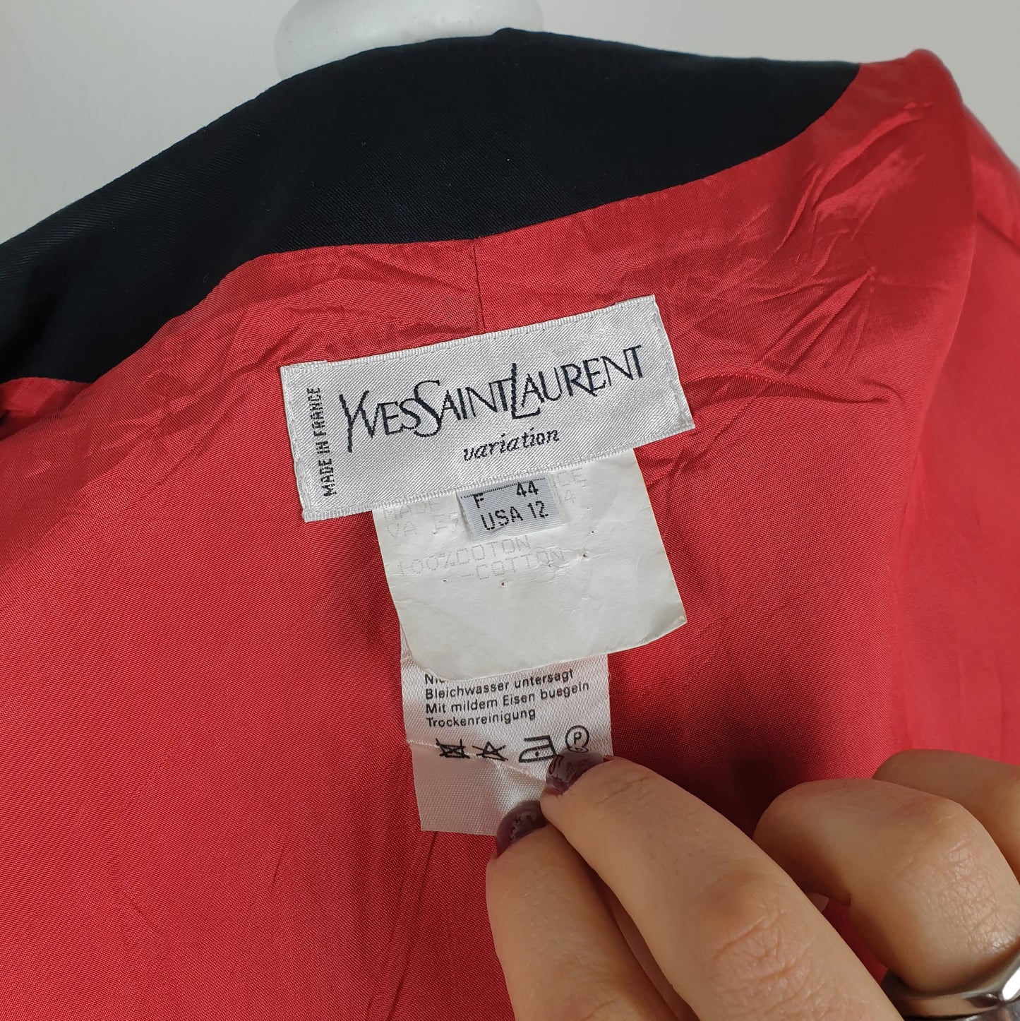 giacca YSL nera con bottoni rossi