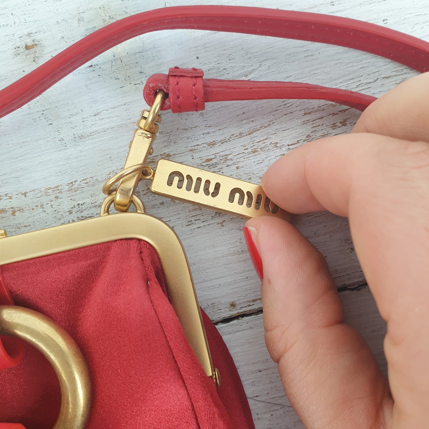 Micro bag Miu Miu rossa in raso e pelle