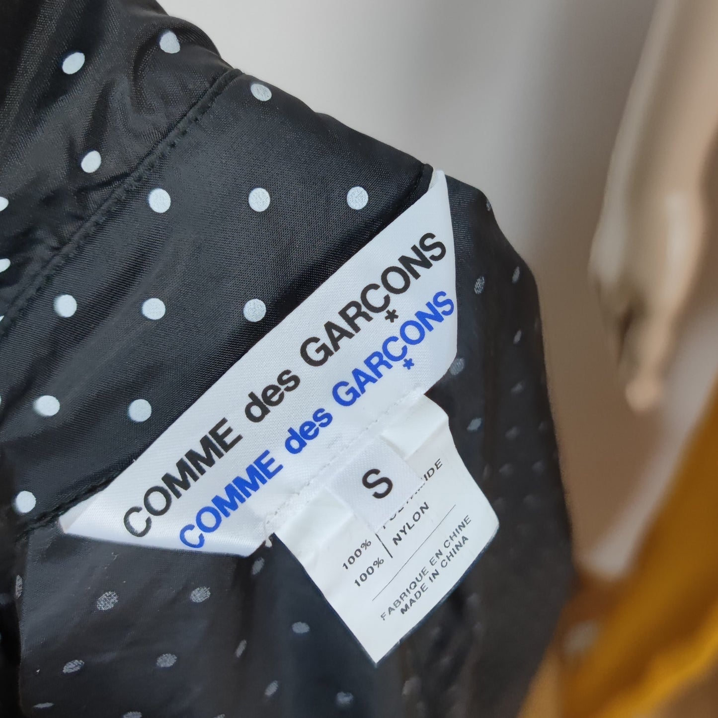 impermeabile Comme des Garcons a pois