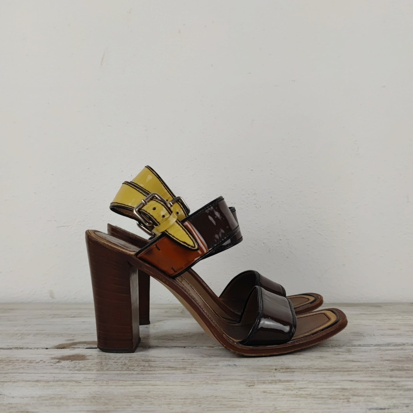 sandali in vernice con tacco in legno