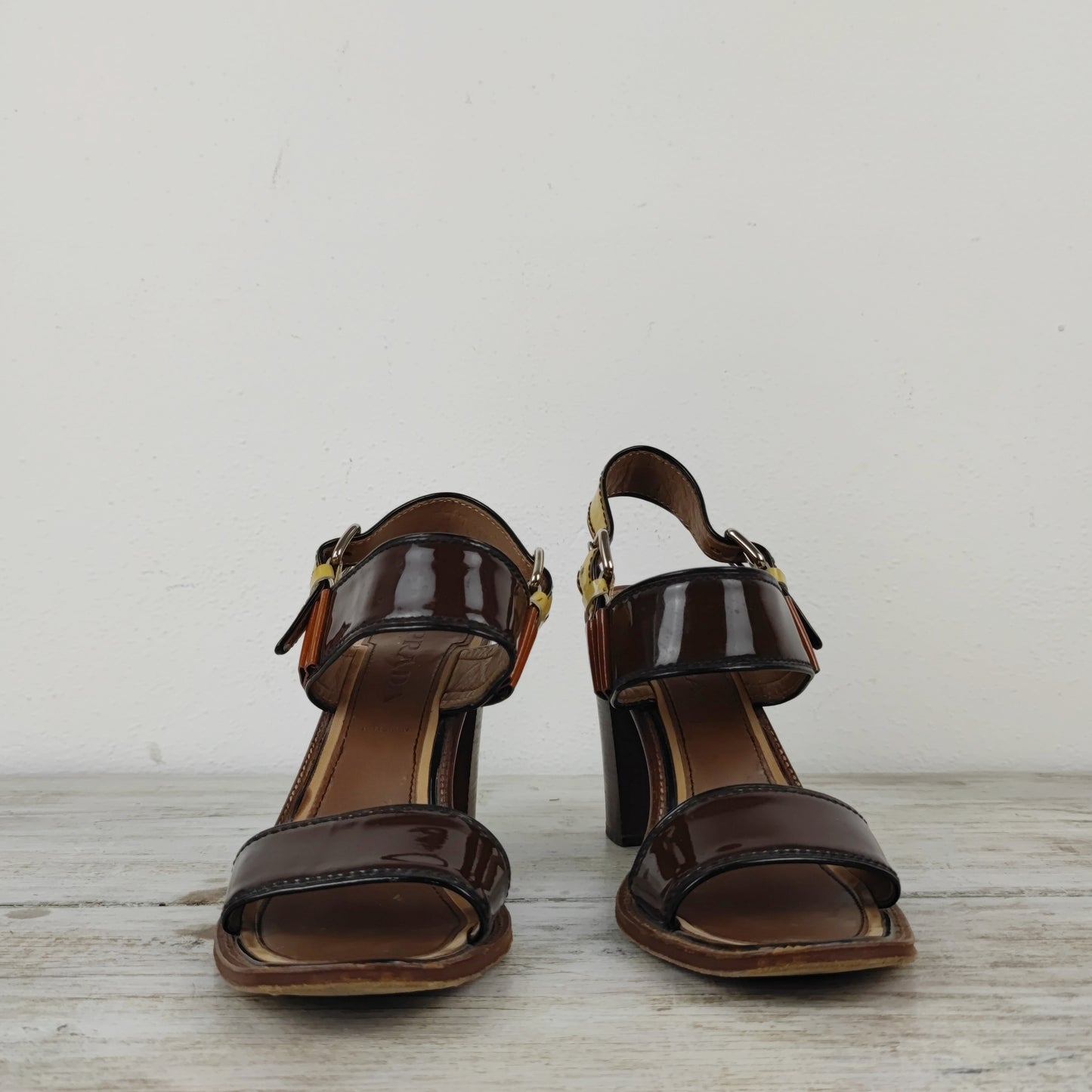 sandali in vernice con tacco in legno