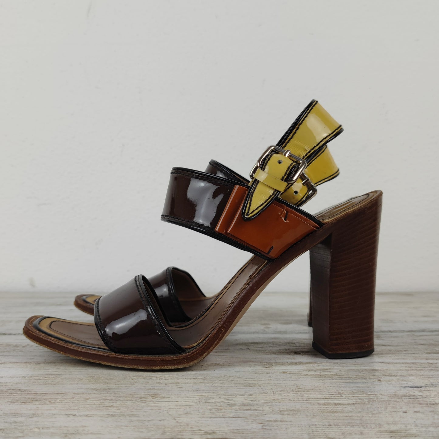 sandali in vernice con tacco in legno