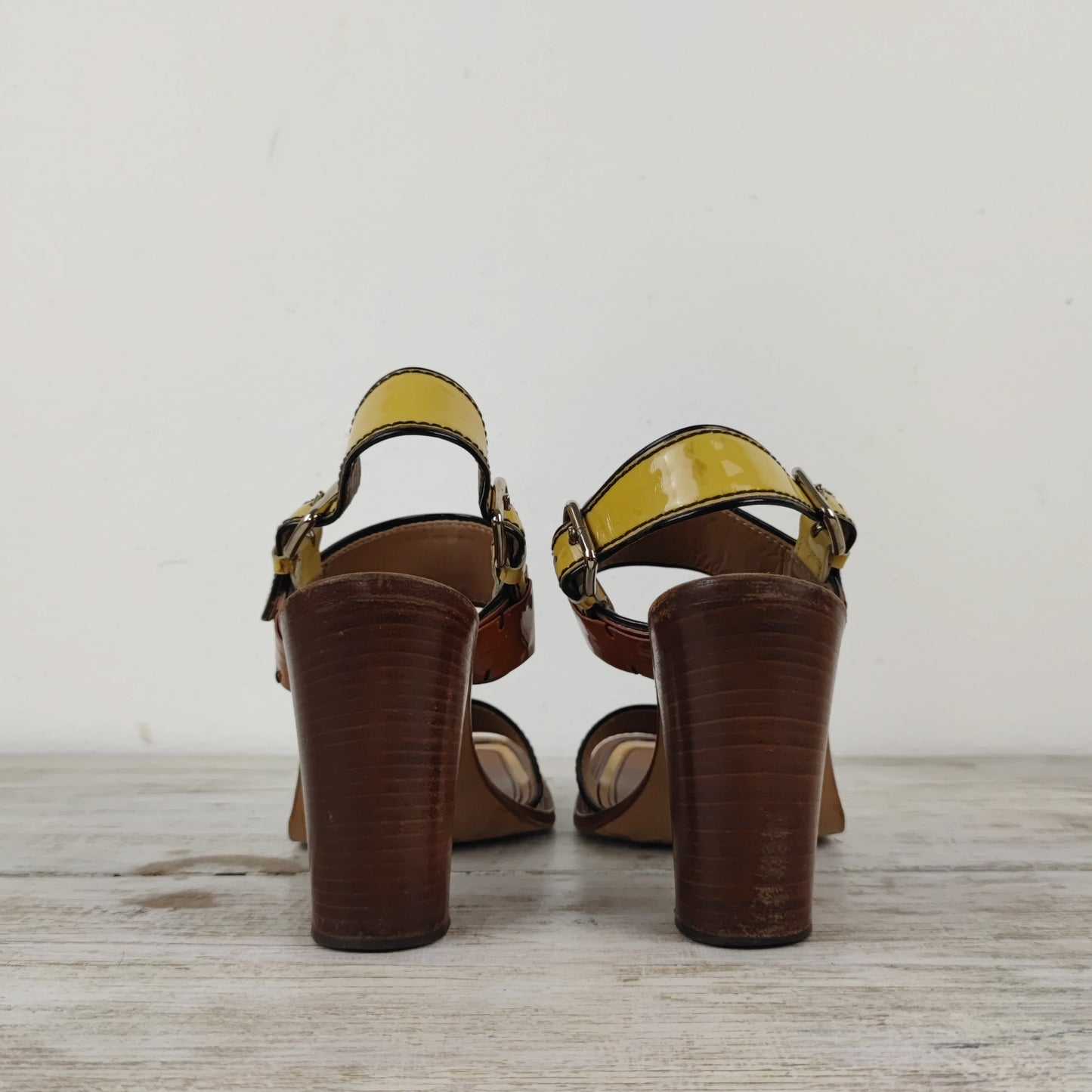 sandali in vernice con tacco in legno