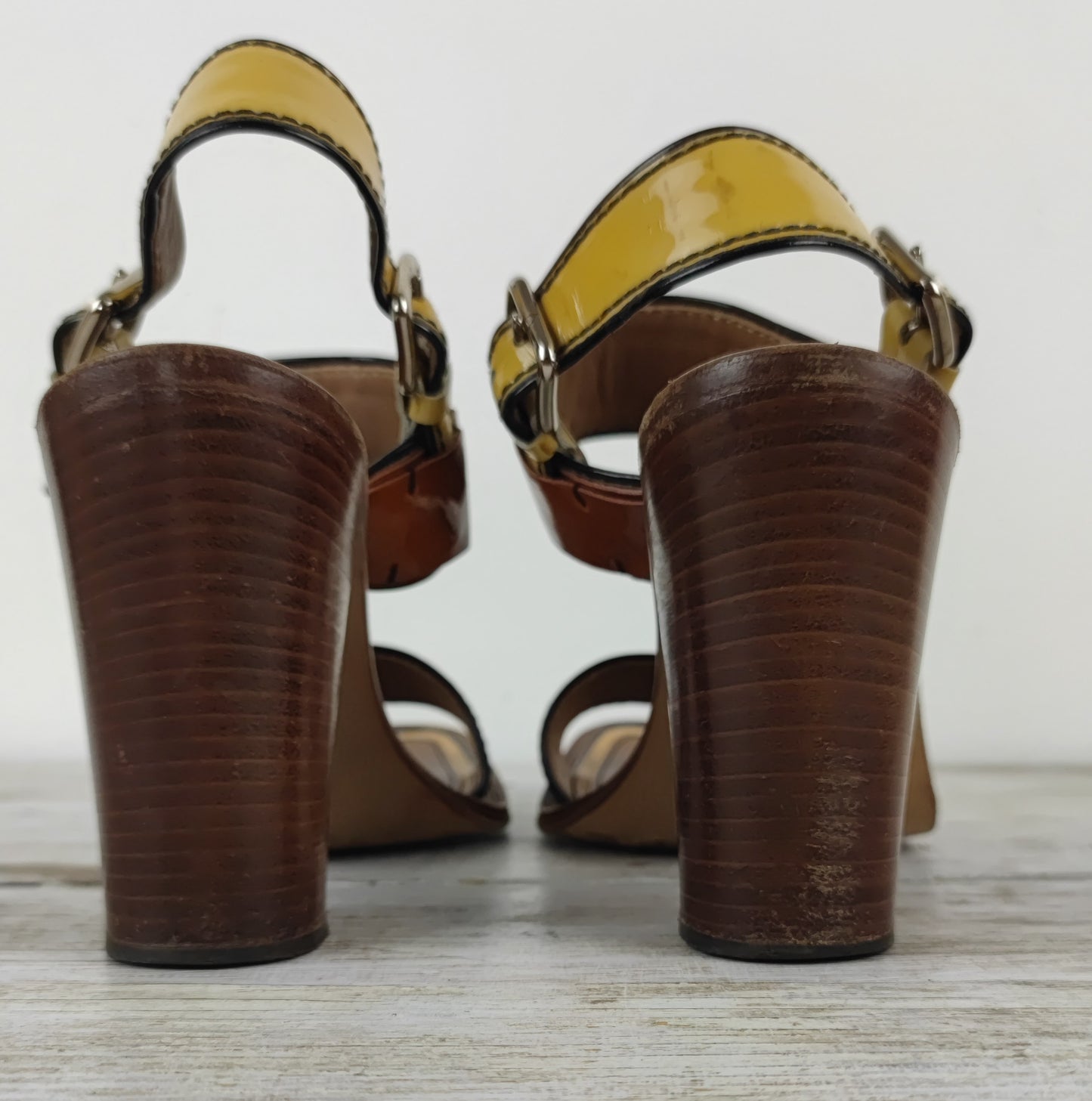 sandali in vernice con tacco in legno