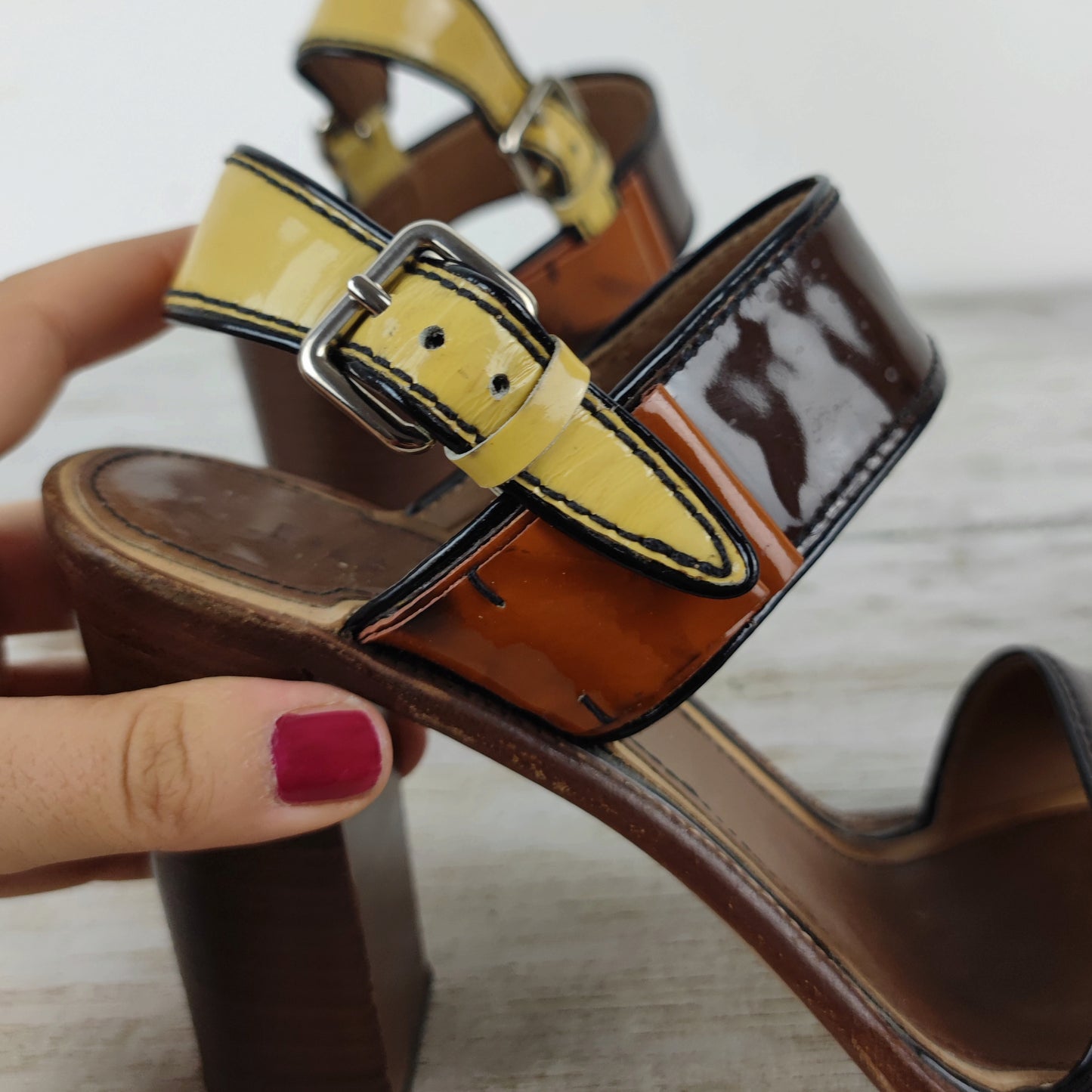 sandali in vernice con tacco in legno
