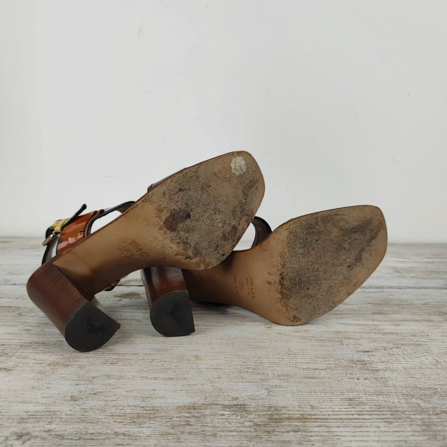sandali in vernice con tacco in legno