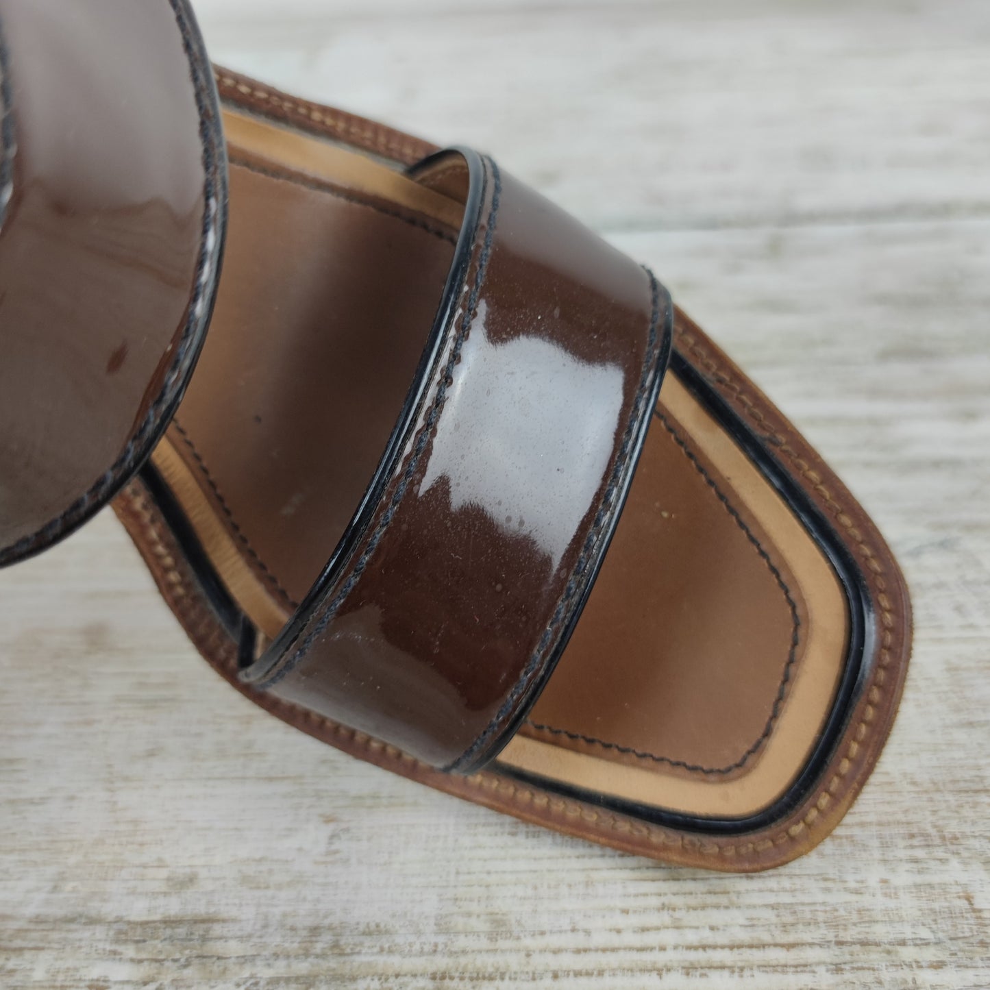 sandali in vernice con tacco in legno